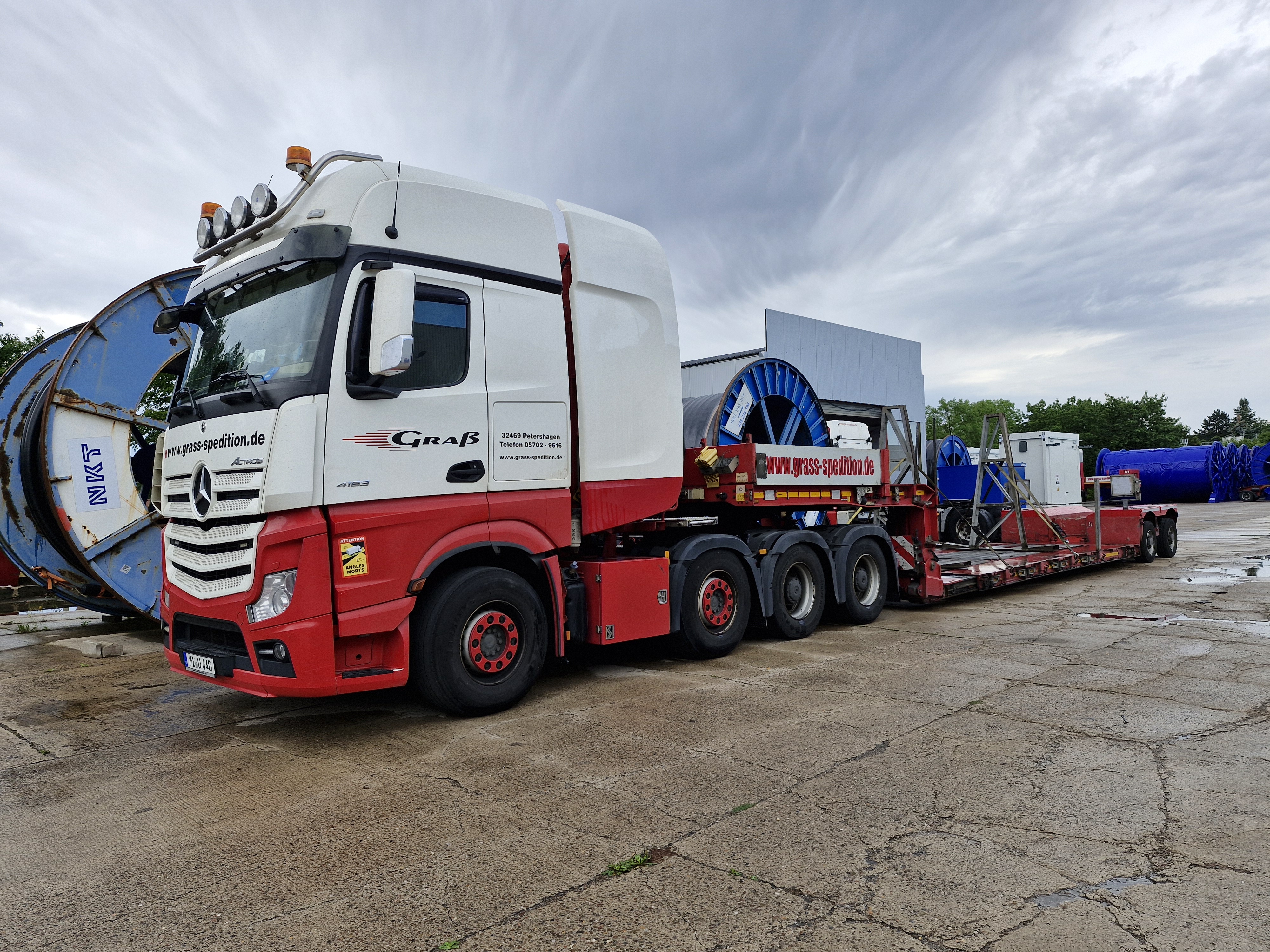 Rotweißer Sattelschlepper ohne Auflage auf dem Gelände der Spedition Graß in Petershagen. Foto: Sonax