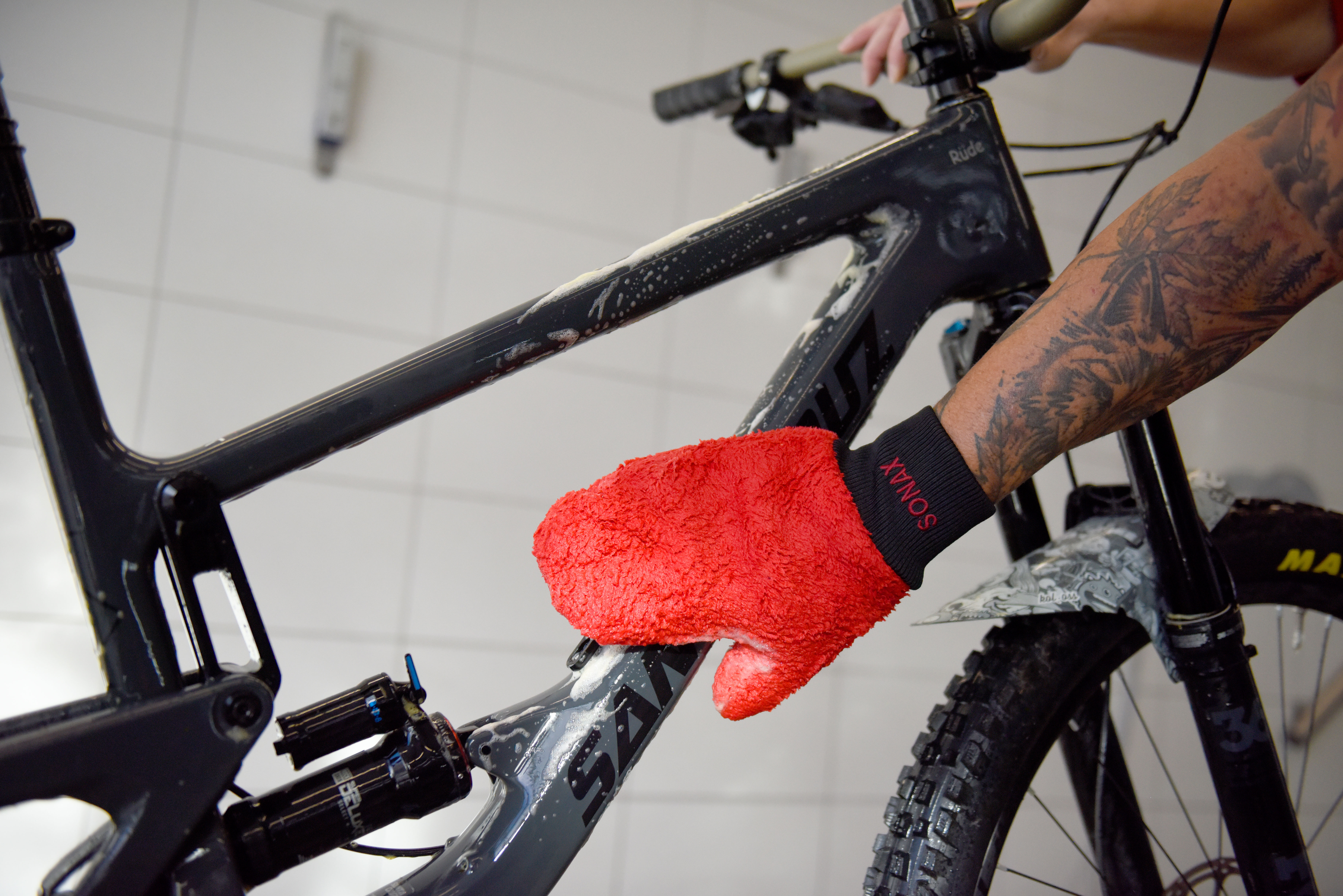 Das Fahrrad wird mit einem Mikrofaser-Handschuh abgerieben. 