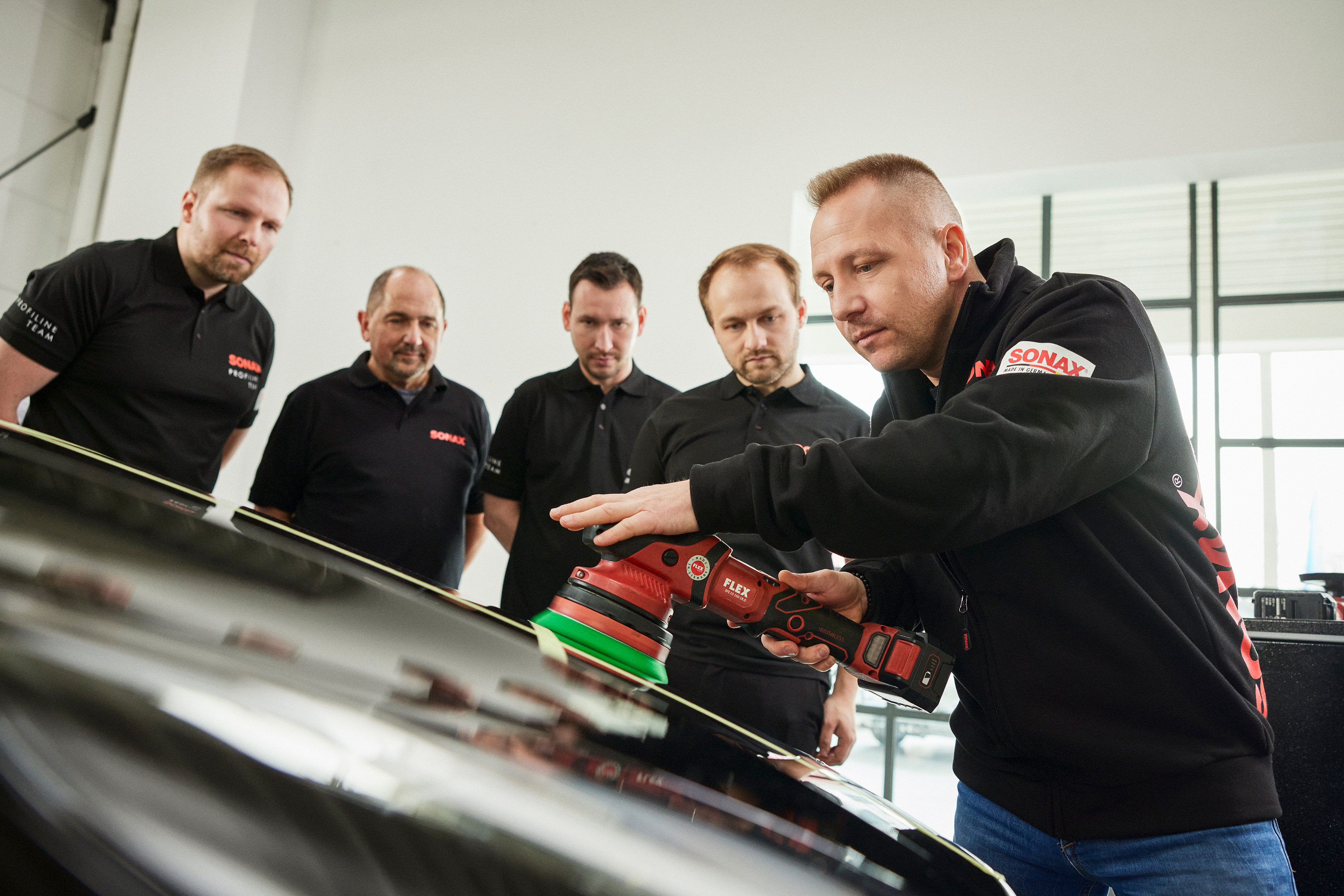 Der Mastertrainer poliert ein Auto bei einer Schulung der Detailing Academy.