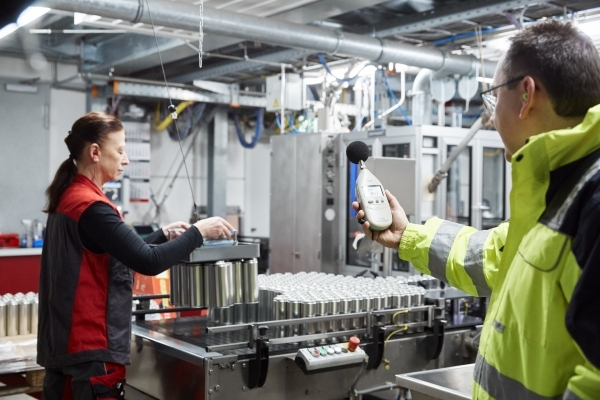 Schutz der Mitarbeiter in der SONAX Produktion vor Lärm.