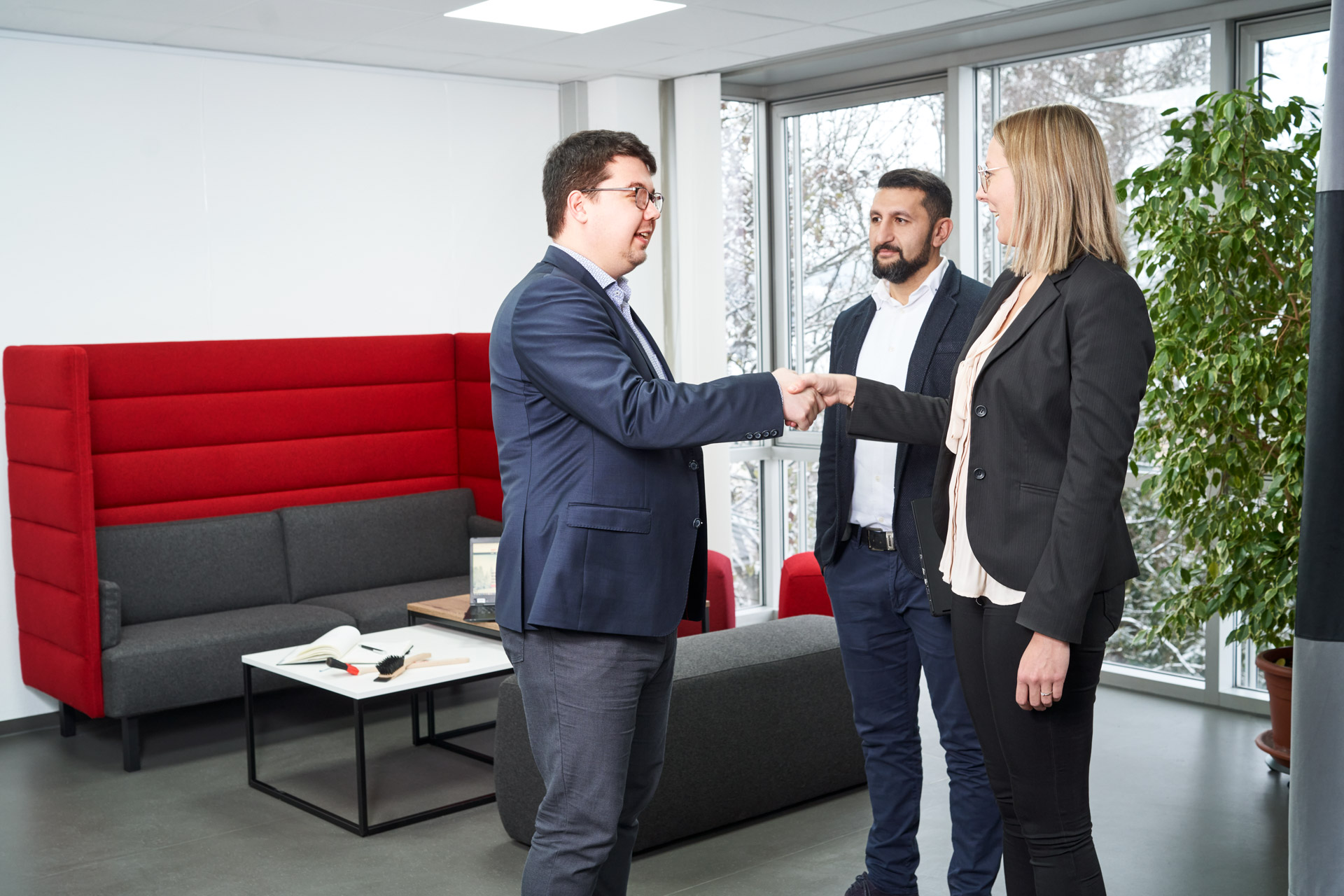 Ein Mann und eine Frau geben sich die Hand