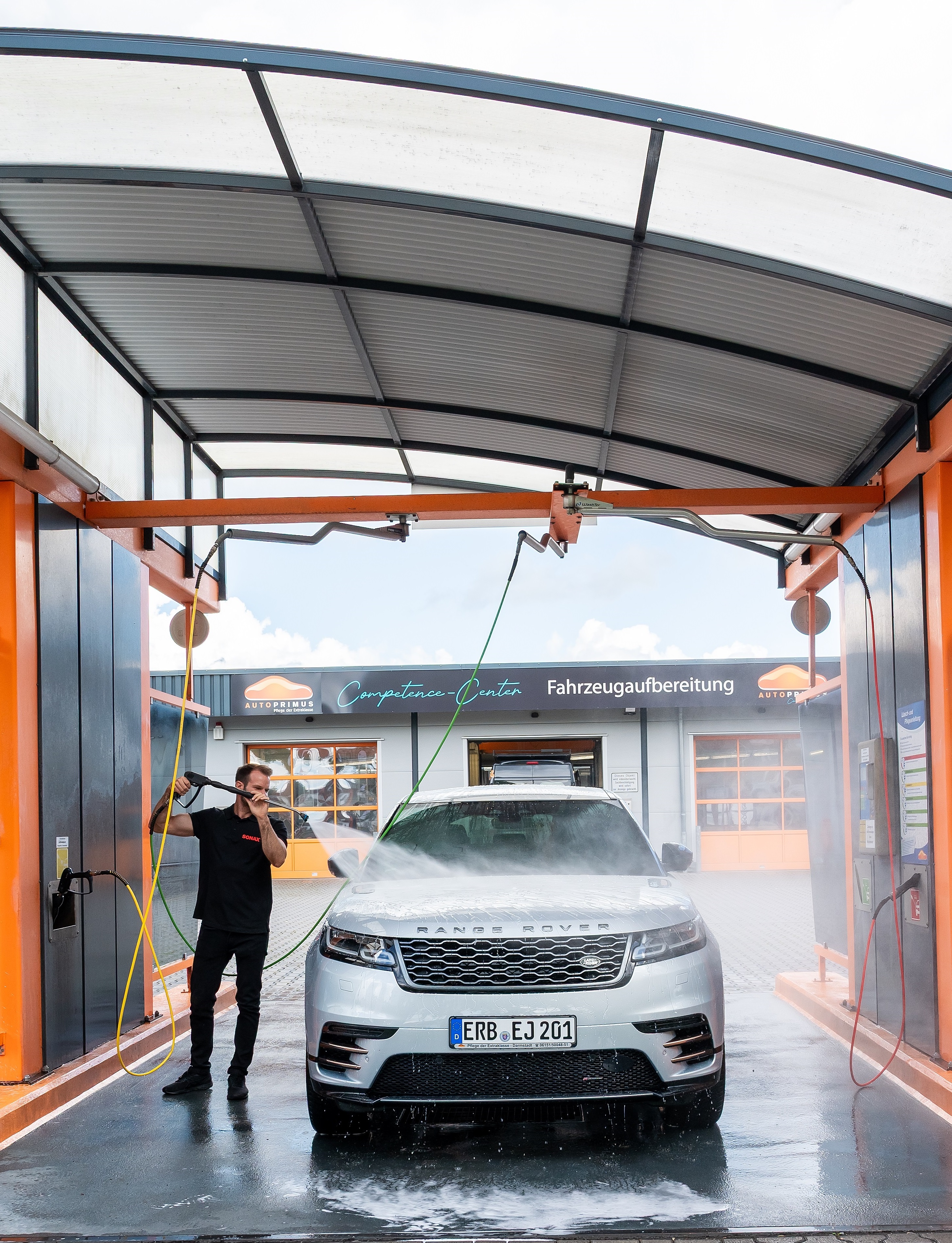 Über insgesamt sechs SB-Waschplätze verfügt Auto Primus in Darmstadt. Dabei ist ein Platz speziell für Besitzer von Bonuskarten reserviert.
Foto: Sonax