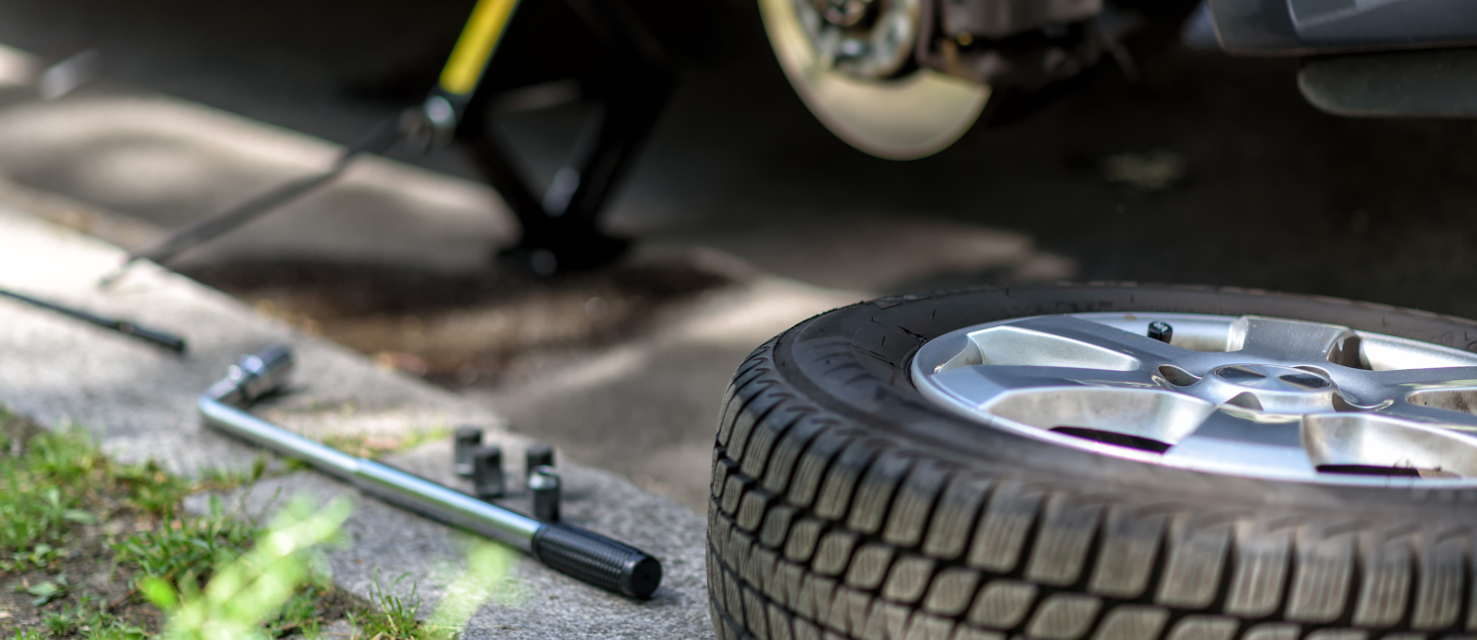 Reifen wechseln: Radschrauben werden mit Drehmoment angezogen.