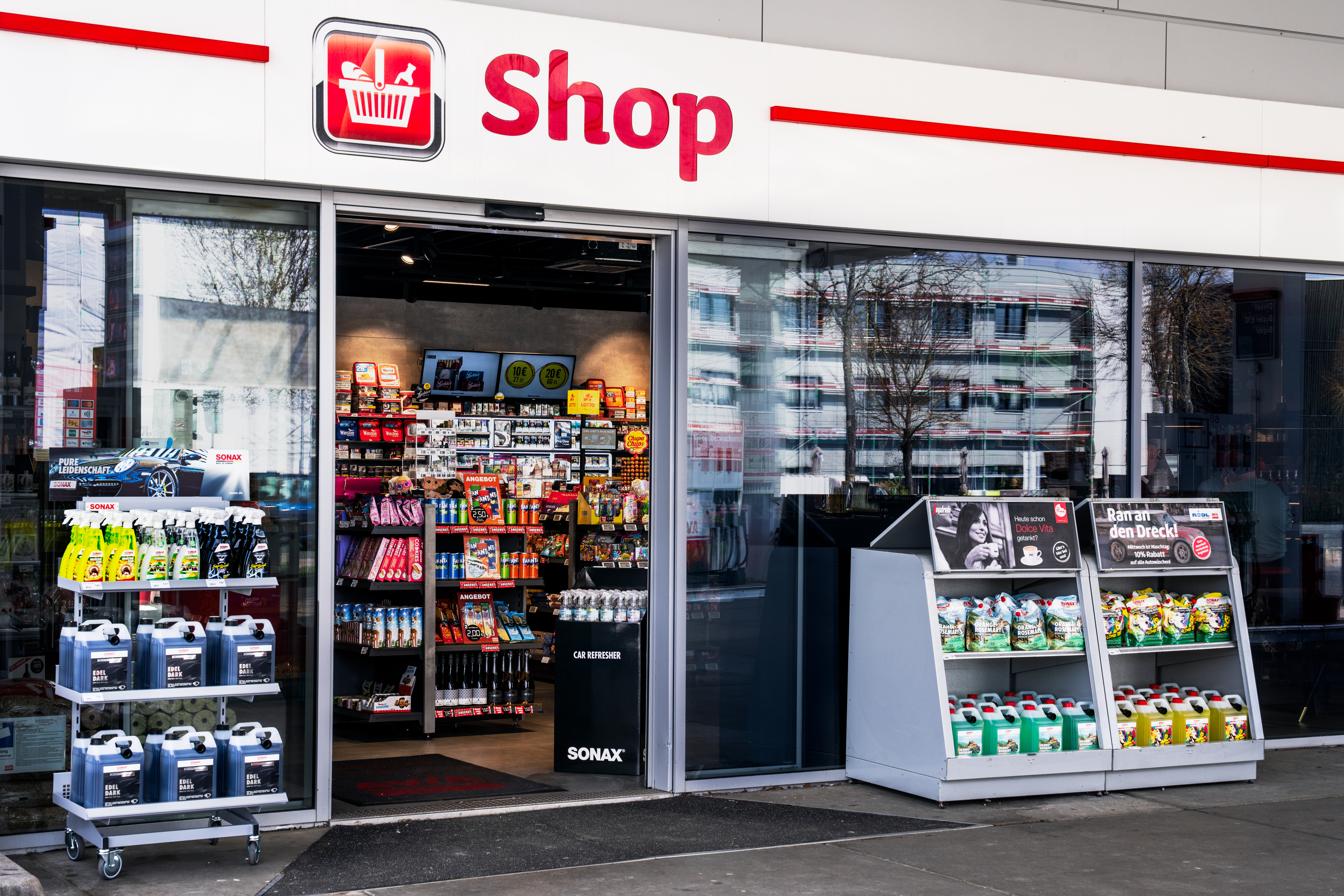 Zu jeder Tankstelle gehören bei Rödl zwingend eine Waschanlage und ein Bistro, denn das ist der Inbegriff für einen Multimarktplatz.
Foto: Sonax