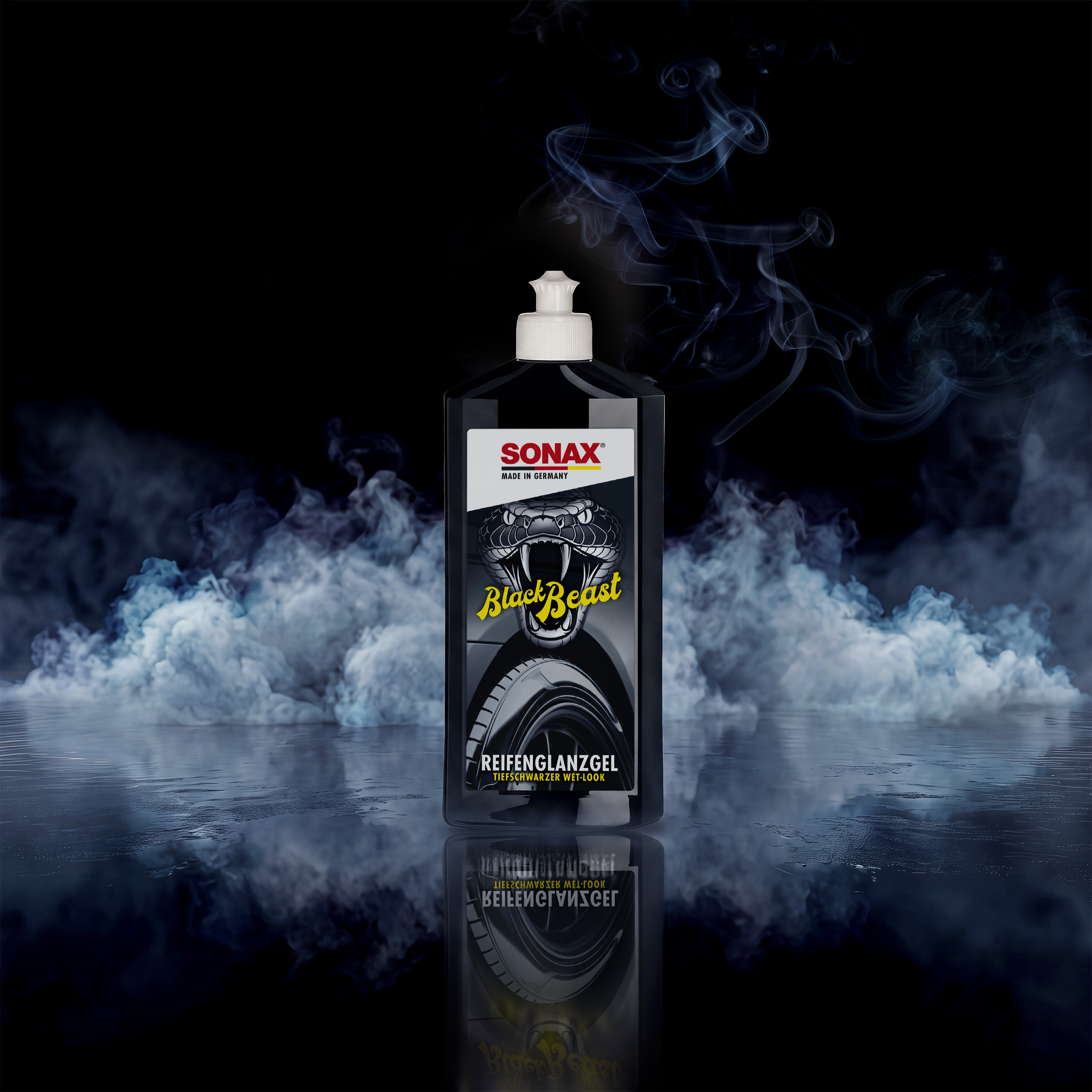 SONAX Black Beast ReifenGlanzGel vor dunklem, rauchigem Hintergrund mit gelber Schrift und Schlangengrafik