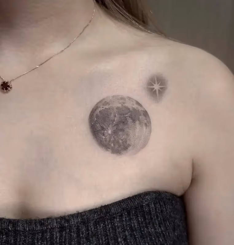 月と星のタトゥー