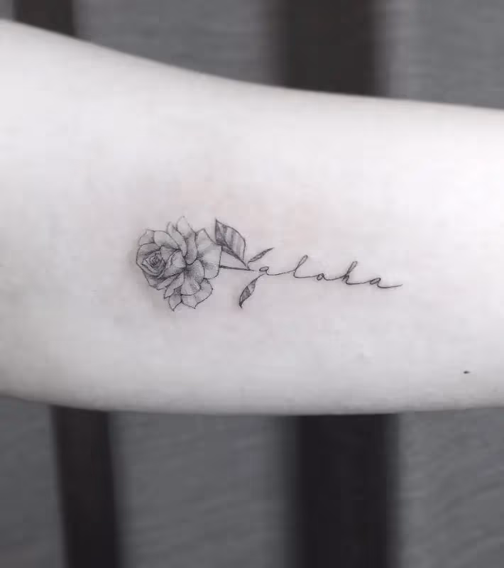 薔薇のレタリングタトゥー