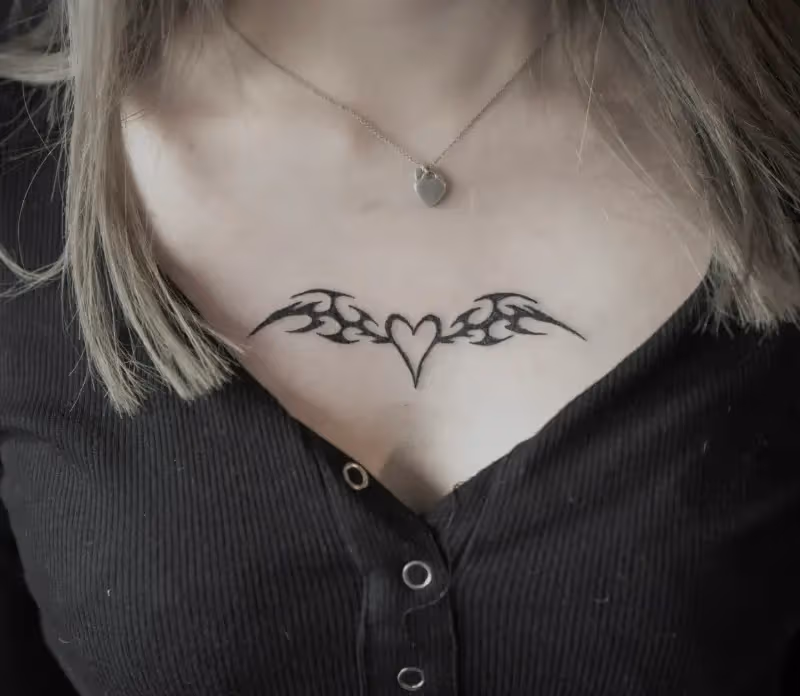胸元にハートのトライバルタトゥー