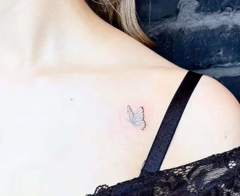 淡い蝶のタトゥー