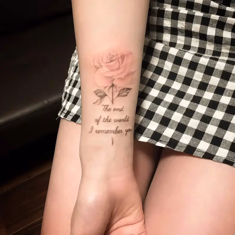 薔薇とレタリングタトゥー