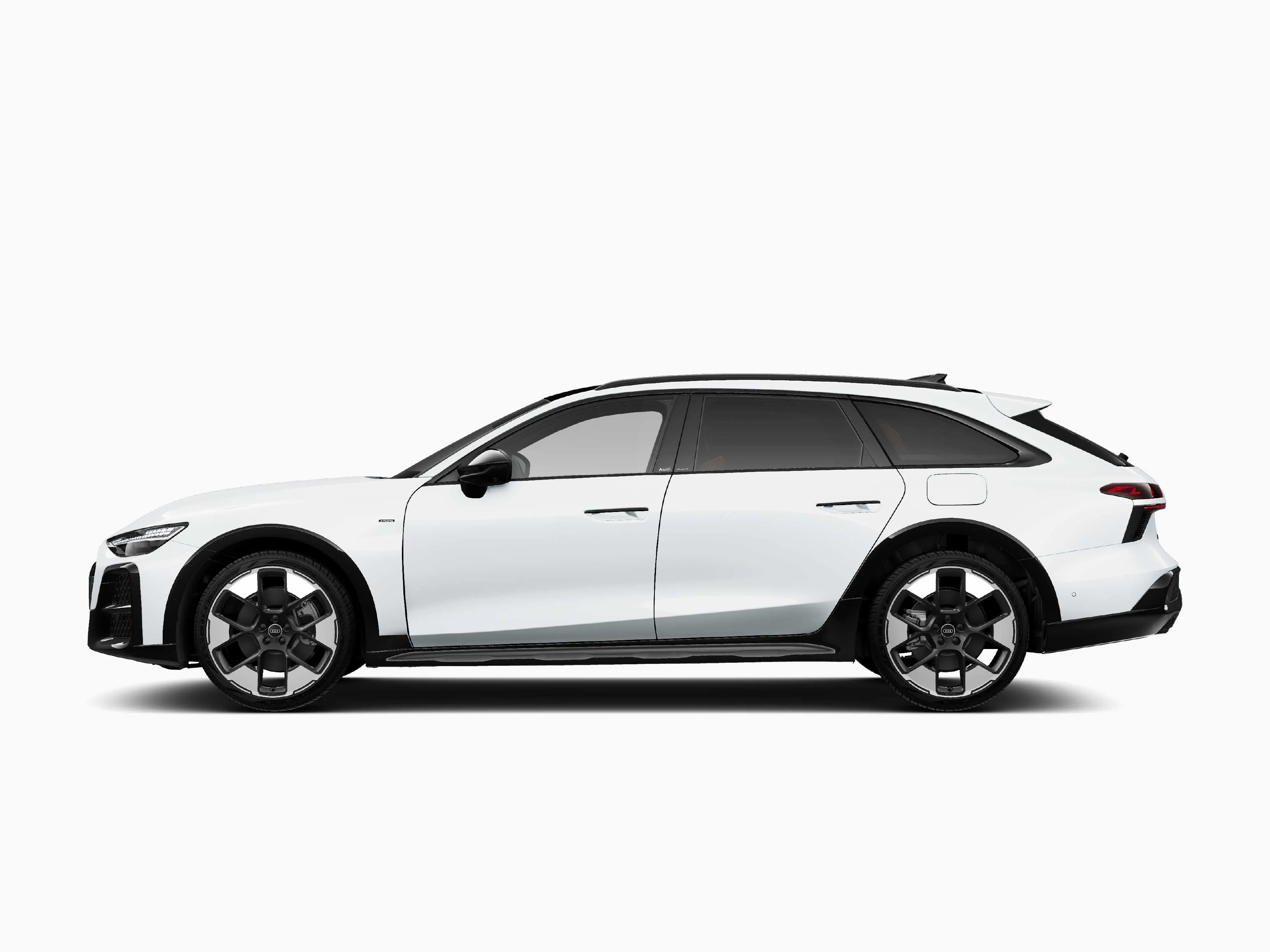 Seitenansicht eines weißen Audi Kombis vor rein weißem Hintergrund. Das Fahrzeug präsentiert sich im Profil mit großen, markanten dunklen Felgen, getönten Heckscheiben und einer flachen, sportlichen Silhouette.