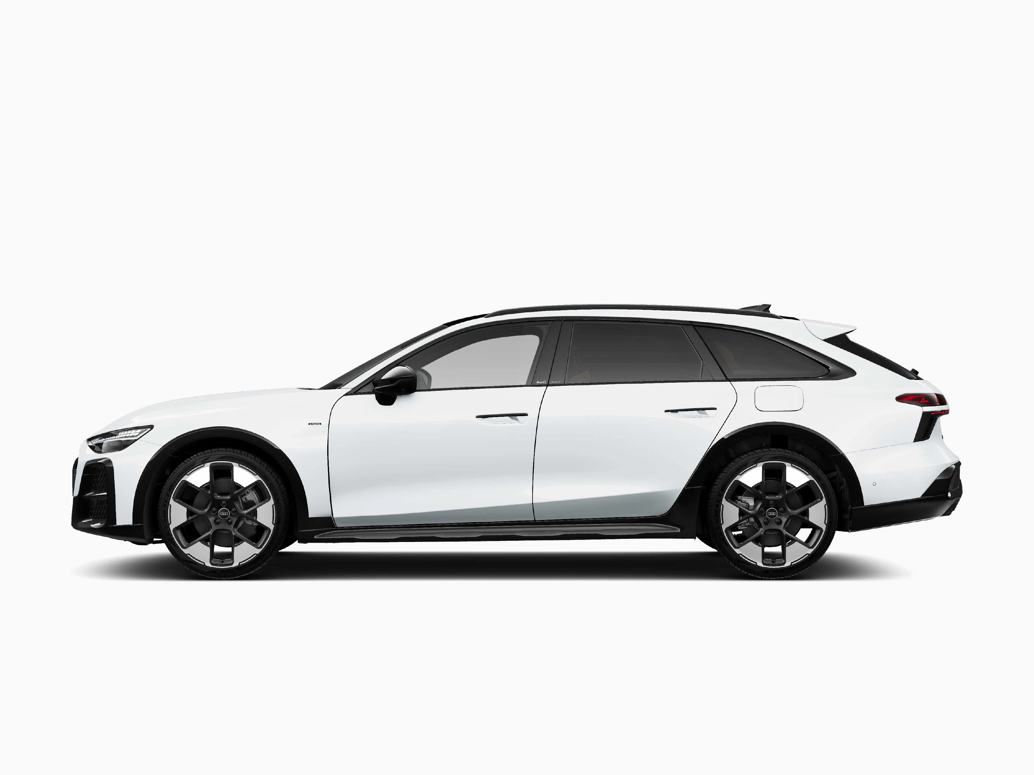 Seitenansicht eines weißen Audi Kombis vor rein weißem Hintergrund. Das Fahrzeug präsentiert sich im Profil mit großen, markanten dunklen Felgen, getönten Heckscheiben und einer flachen, sportlichen Silhouette.