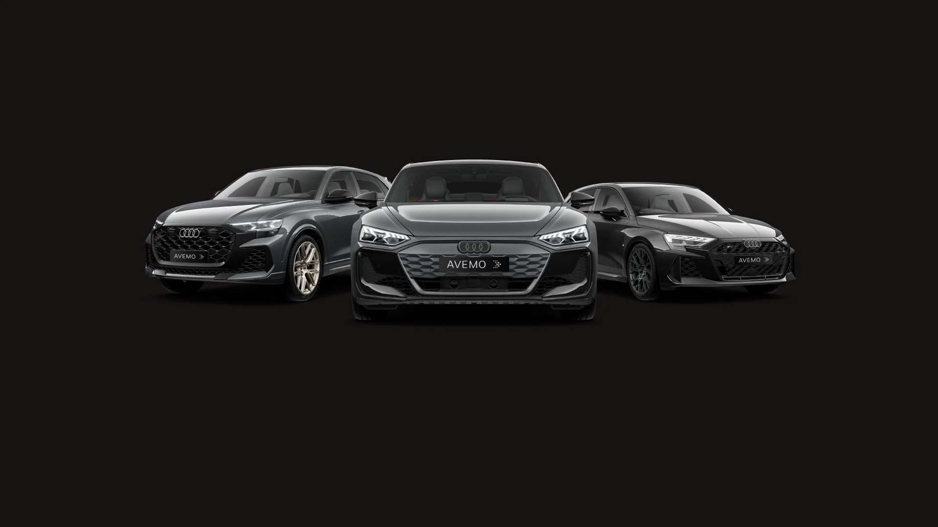 Drei Audi Fahrzeuge in verschiedenen Grautönen vor einem tiefschwarzen Hintergrund. In der Mitte ein sportliches Modell in Frontansicht, flankiert von einem SUV auf der linken und einer Limousine auf der rechten Seite, alle mit AVEMO-Kennzeichen.