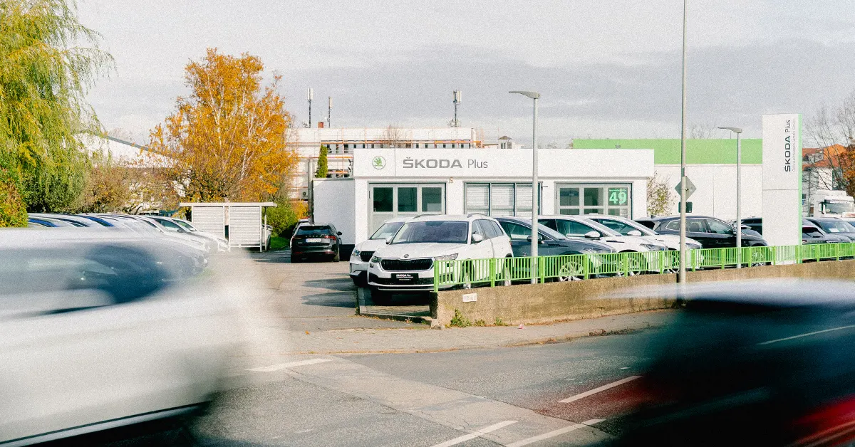 Eine Aufnahme des Škoda Gebrauchtwagen Gebäudes in Hofheim am Taunus, die das Gebäude und Škoda Fahrzeuge vor dem Gebäude zeigt.