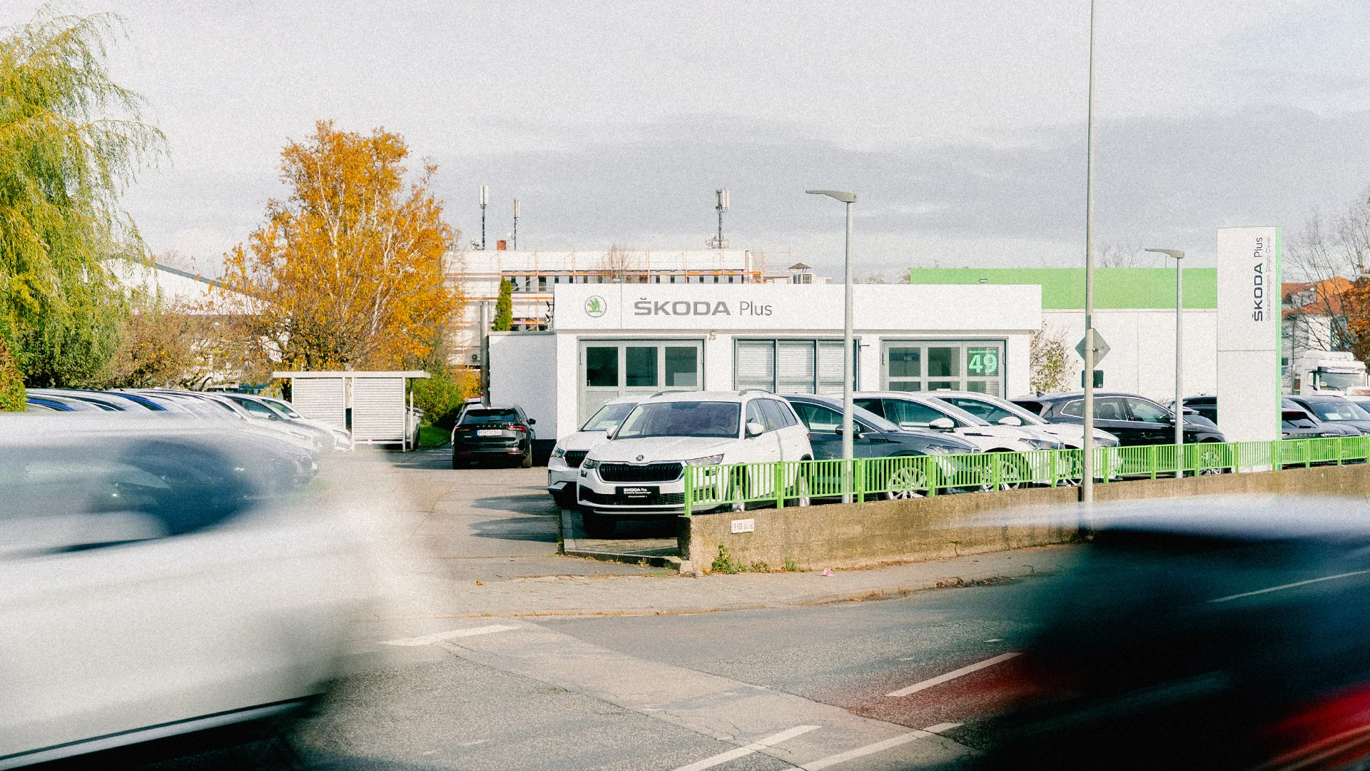 Škoda Plus Hofheim am Taunus Header Eine Aufnahme des Škoda Gebrauchtwagen Gebäudes in Hofheim am Taunus, dass die Gebäude und Škoda Fahrzeuge vor dem Gebäude zeigt.