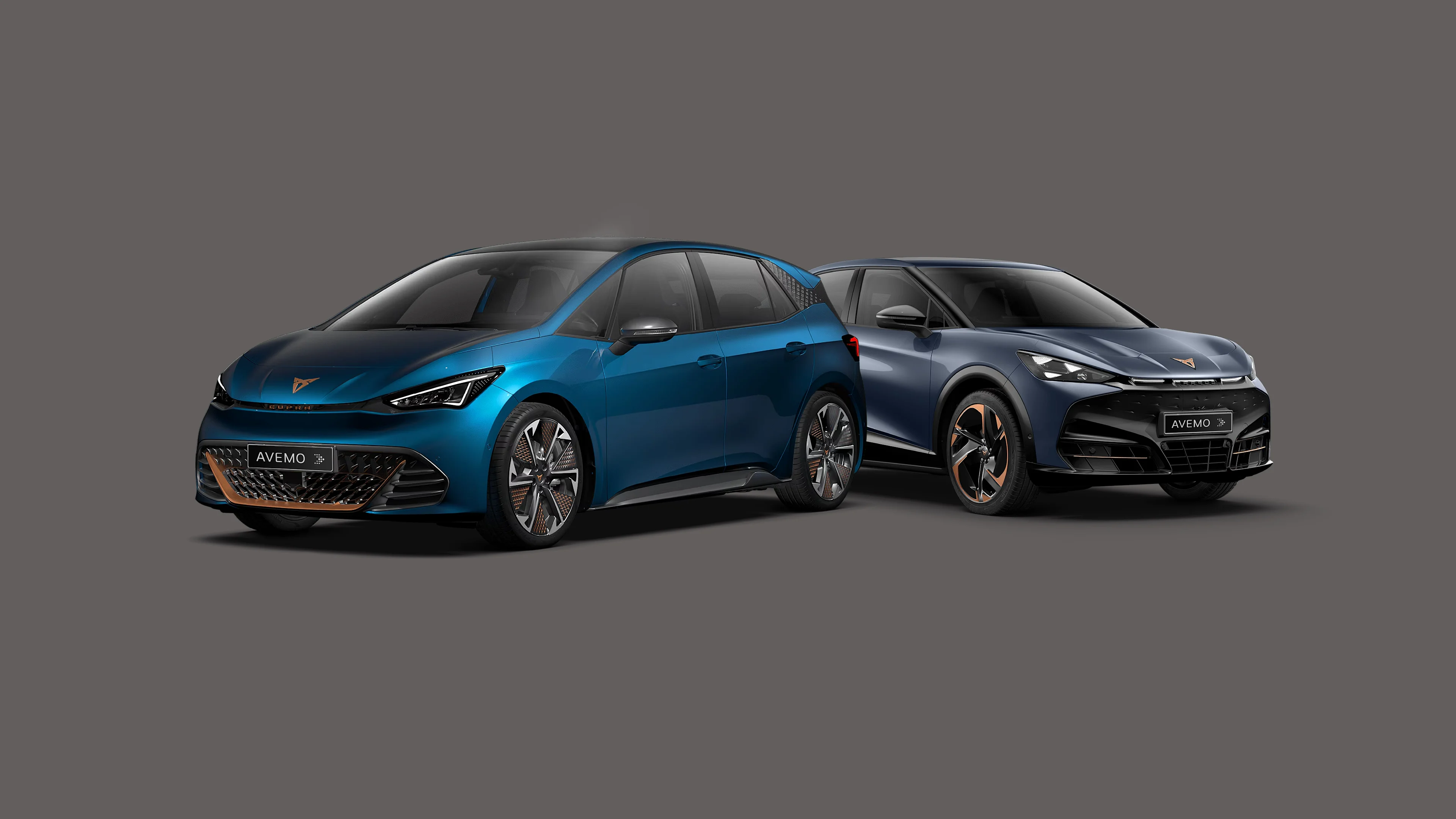 Ein dunkelblauer CUPRA Born und ein dunkelblauer CUPRA Formentor vor einem dunkelgrauen Hintergrund. Beide Fahrzeuge zeigen die Dreiviertelansicht von vorne, haben kupferfarbene Akzente an den Felgen und tragen AVEMO-Kennzeichen.