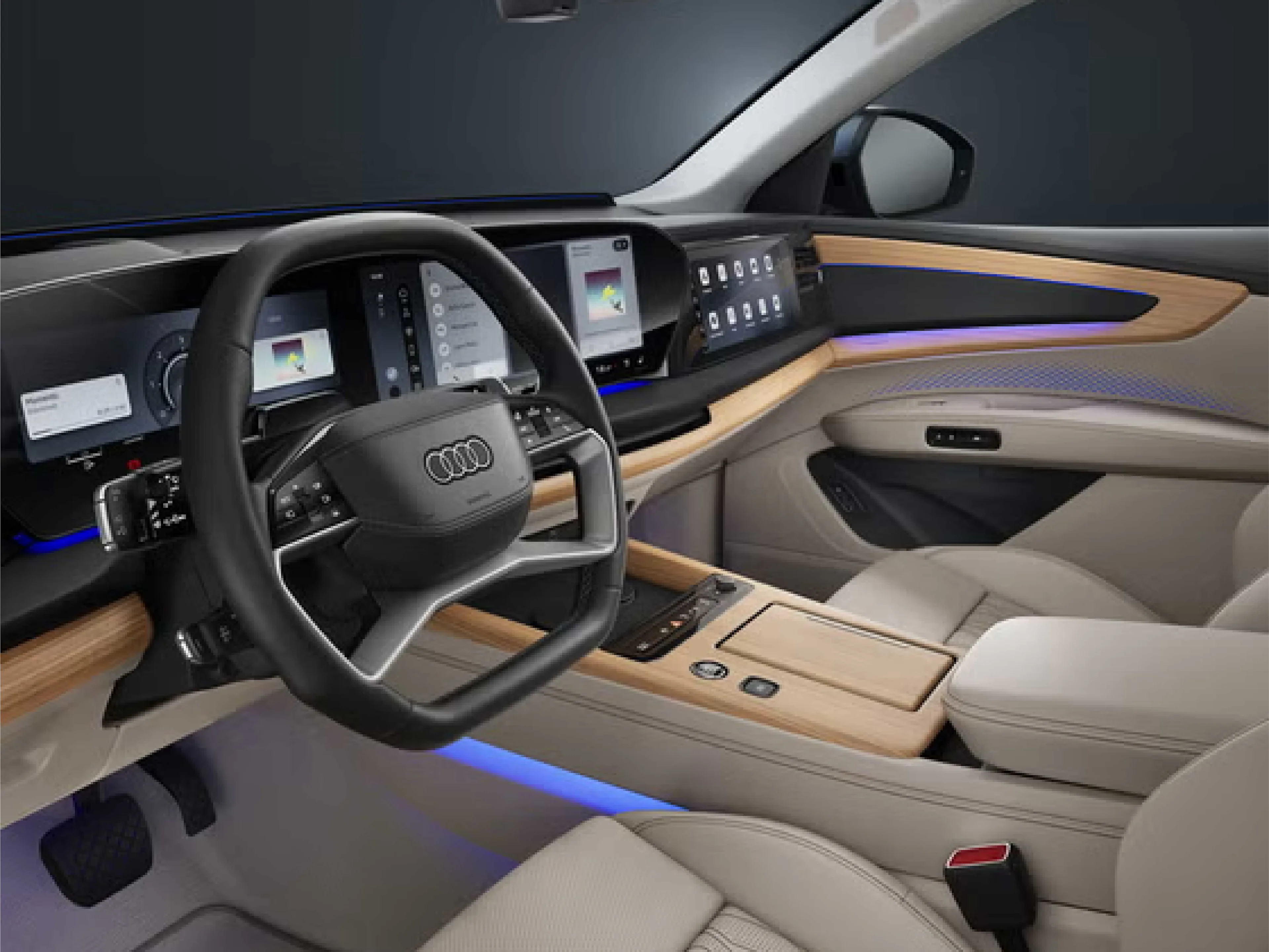Blick in den luxuriösen Innenraum eines Audi mit hellen Ledersitzen. Zu sehen sind das eckige Multifunktionslenkrad, eine breite digitale Displaylandschaft auf dem Armaturenbrett, edle Holzdekorelemente und eine blaue LED-Ambientebeleuchtung.