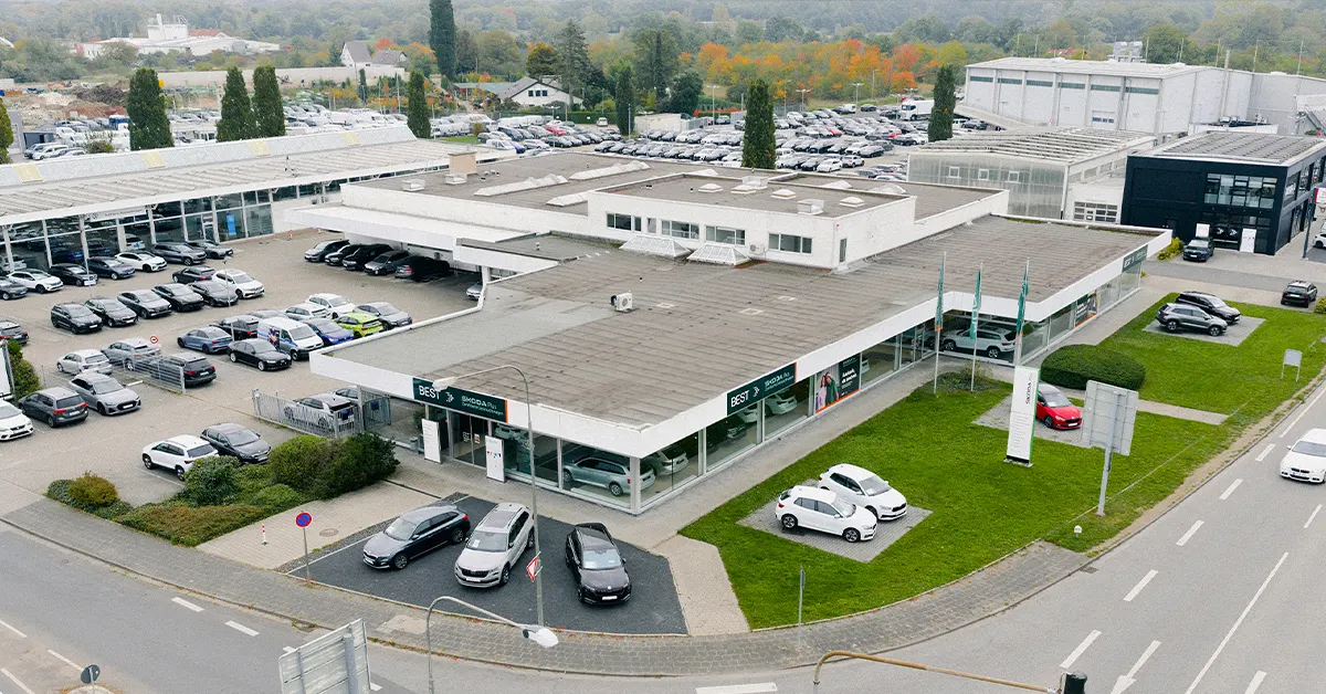 Eine Aufnahme des Škoda Gebrauchtwagen Autohauses in Mühlheim am Main, dass die Gebäude und Škoda Fahrzeuge vor dem Gebäude zeigt.