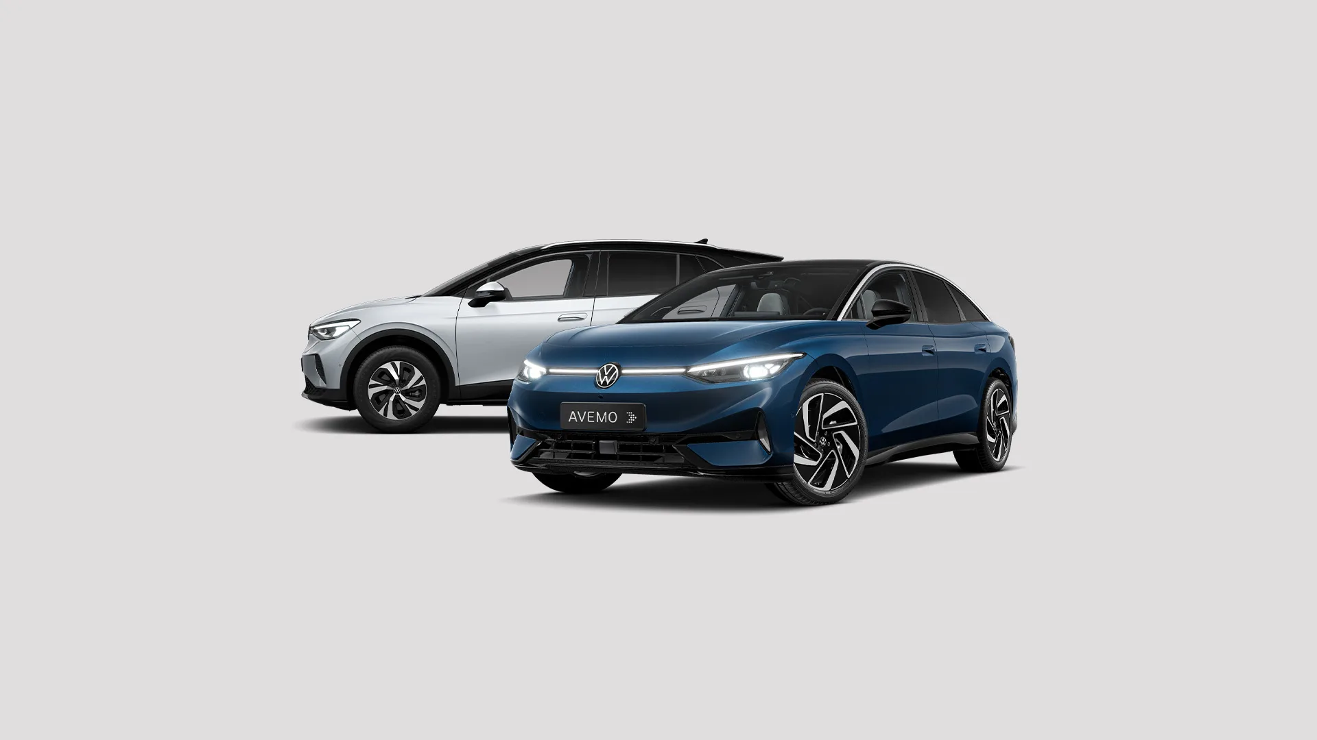 Eine Grafik, die zwei elektrische Volkswagen Fahrzeuge auf dunkelgrauem Hintergrund zeigt.