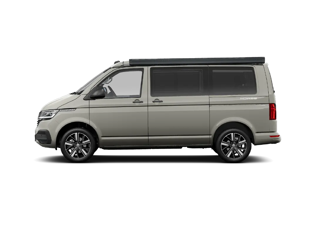 Seitenansicht eines beigen VW T6 California Beach auf schwarzem Hintergrund. Der Camping-Bus ist im Profil dargestellt und verfügt über eine schwarze Markise am Dach, getönte Heckscheiben sowie sportliche, zweifarbige Alufelgen.