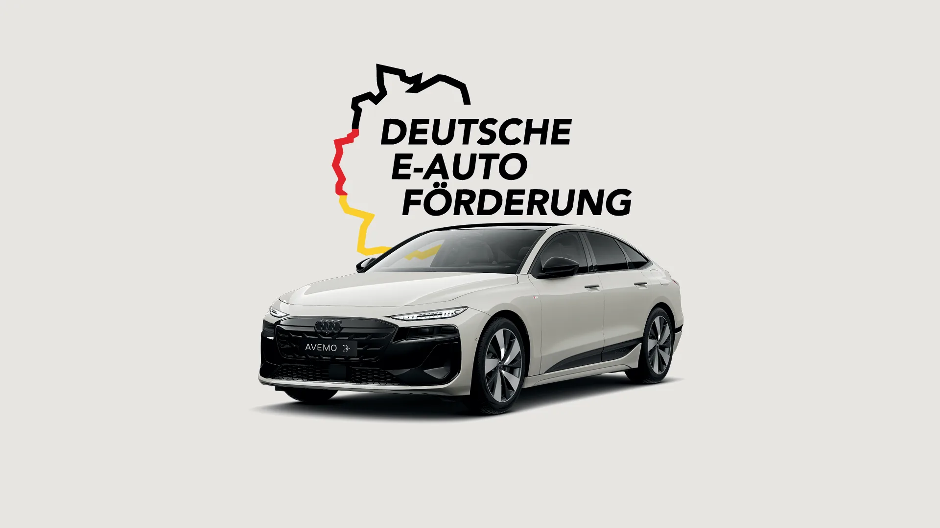 Ein hellgrauer Audi mit AVEMO-Kennzeichen vor weißem Hintergrund. Über dem Fahrzeug prangt groß der Schriftzug „DEUTSCHE E-AUTO FÖRDERUNG“, flankiert von einer stilisierten Deutschlandkarte in den Nationalfarben Schwarz, Rot und Gold.