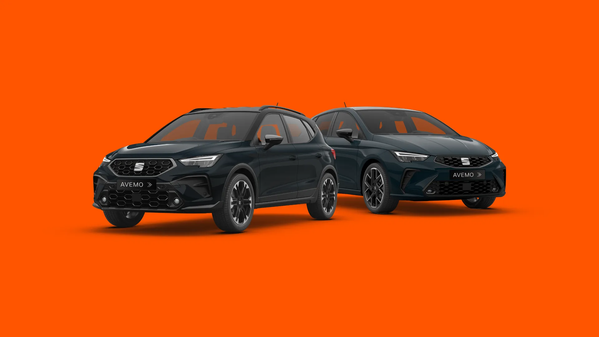 Ein dunkelblauer SEAT SUV und ein SEAT Kleinwagen vor einem leuchtend orangefarbenen Hintergrund. Beide Fahrzeuge sind in der Dreiviertelansicht von vorne dargestellt und tragen AVEMO-Kennzeichen.