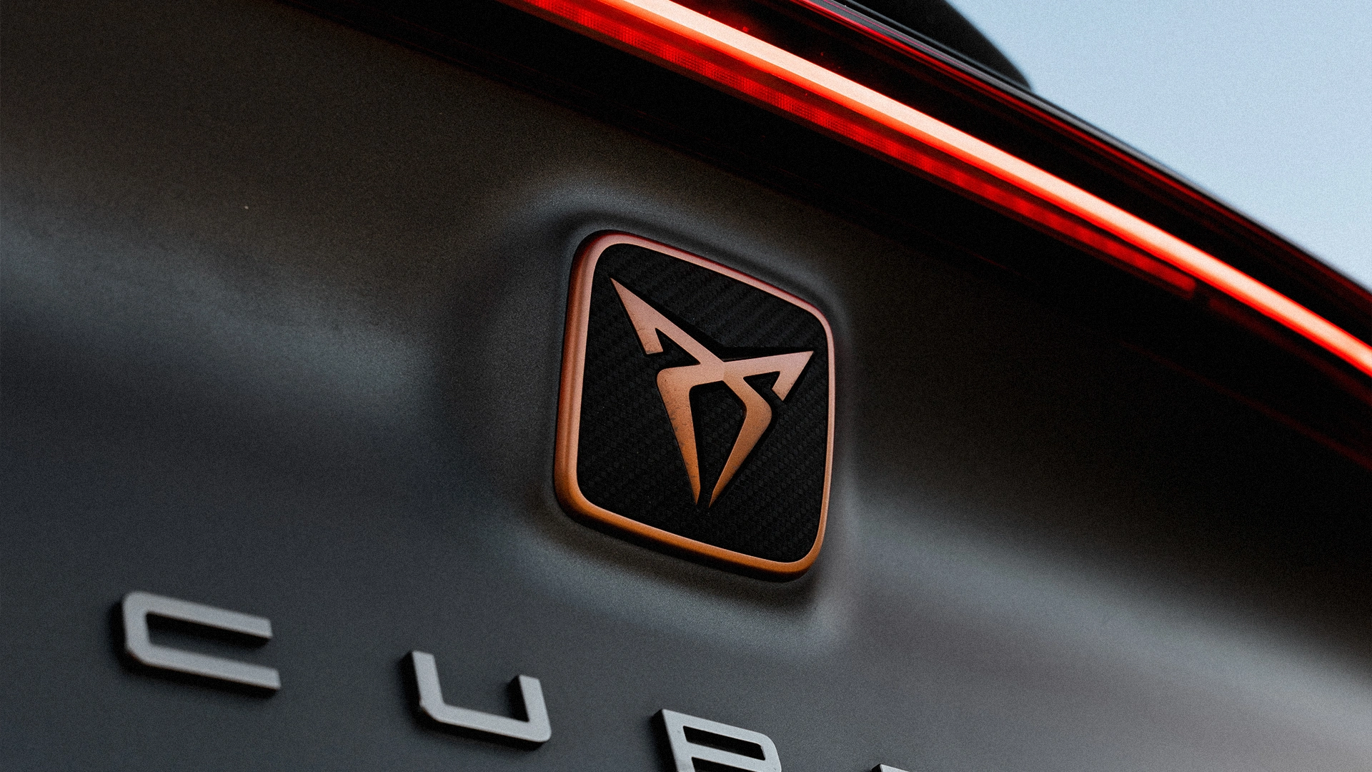 Eine Aufnahme eines CUPRA Fahrzeughecks, die das CUPRA Logo zeigt.