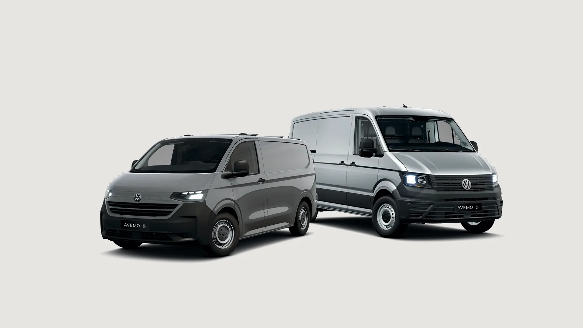 Zwei silberne Volkswagen Transporter stehen schräg versetzt auf einem neutralen, hellen Hintergrund. Beide Fahrzeuge tragen das AVEMO-Kennzeichen und präsentieren ein modernes, funktionales Design für den gewerblichen Einsatz.