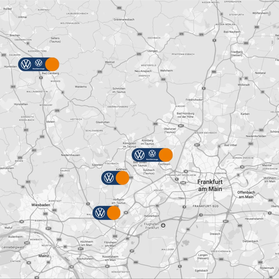 Übersichtskarte des Rhein-Main-Gebiets rund um Frankfurt am Main mit vier markierten Standorten im Westen der Stadt. Jeder Punkt ist durch ein blaues Volkswagen-Logo und einen orangefarbenen Kreis gekennzeichnet.