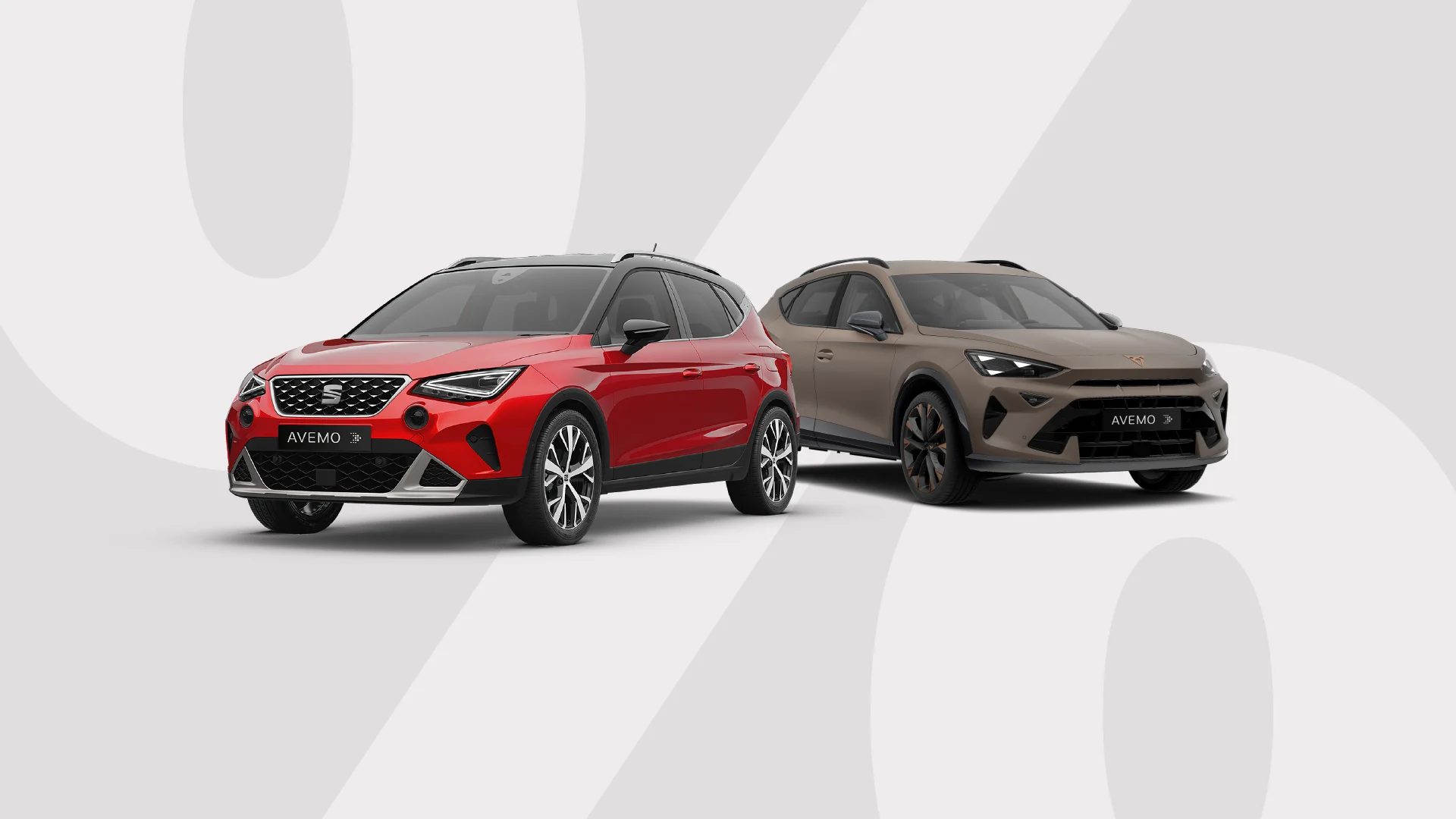 Ein roter SEAT SUV und ein bronzefarbener CUPRA SUV vor einem hellgrauen Hintergrund mit einem großen, dezenten weißen Prozentzeichen. Beide Fahrzeuge tragen AVEMO-Kennzeichen und sind in der Dreiviertelansicht von vorne dargestellt.