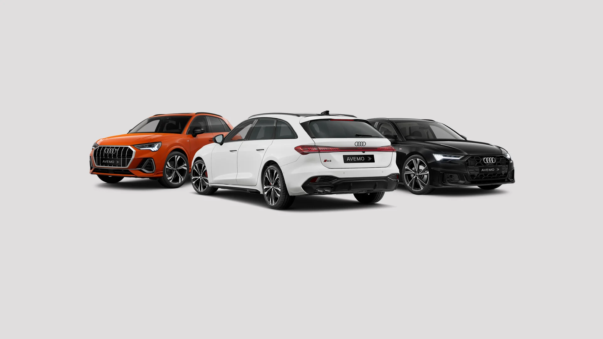 26-023 website Drei Audi-Modelle – ein oranger SUV, ein weißer Avant und ein schwarzer Kombi – mit AVEMO-Kennzeichen vor neutralem, hellem Hintergrund. Die Fahrzeuge sind fächerförmig angeordnet und präsentieren unterschiedliche Karosserieformen der Marke.