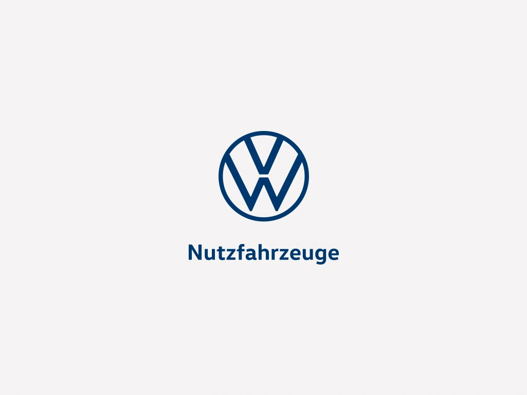 Ein Logo einer Fahrzeugmarke auf hellgrauem Hintergrund.
