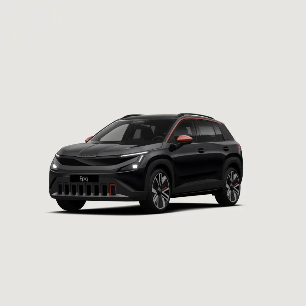 Schwarzer Škoda Epiq First Edition als Kompakt-SUV in Schrägansicht von vorne auf hellem Hintergrund, mit orangefarbenen Akzenten an Spiegeln, Dachreling und Stoßfänger.