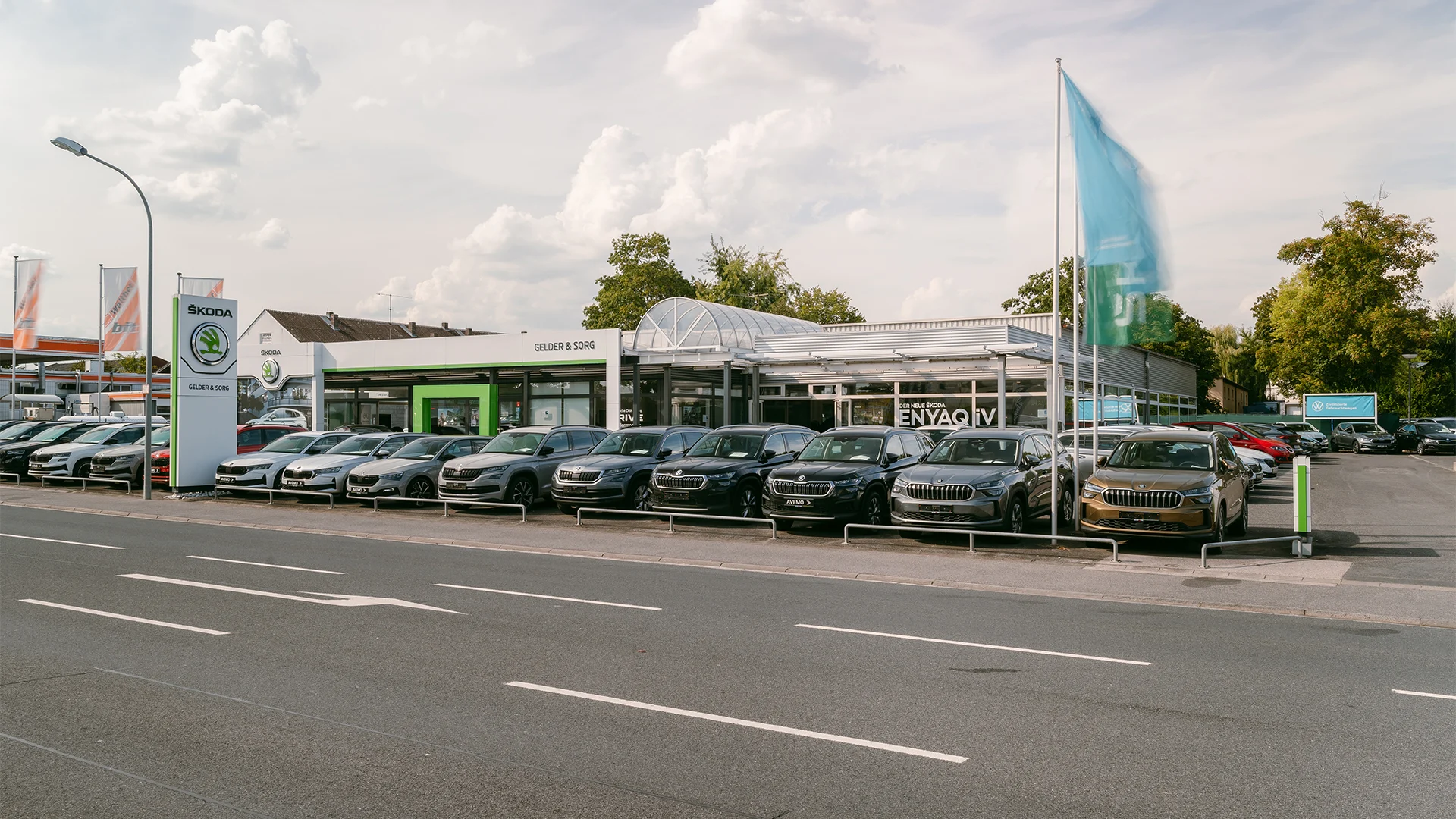 Das Bild zeigt die Volkswagen Gebrauchtwagen Station der Autohandelsgruppe Gelder & Sorg in Haßfurt.