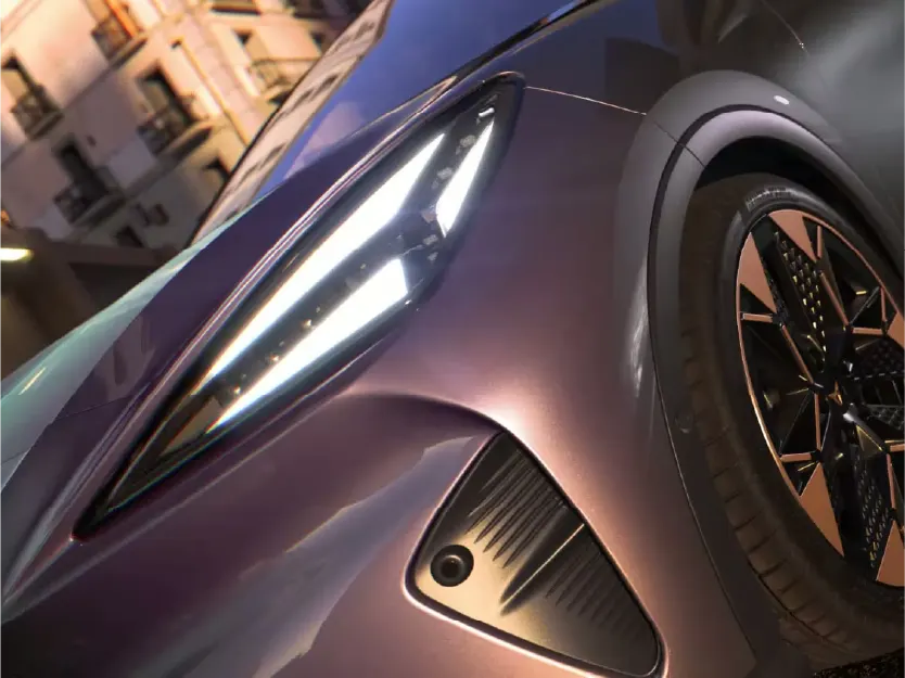 Nahaufnahme der futuristischen LED-Scheinwerfer eines Cupra Raval. Die markante Lichtsignatur besteht aus drei Dreiecken. Die Karosserie glänzt in metallischem Violett, kombiniert mit einer schwarzen Felge mit kupferfarbenen Speichen-Elementen.