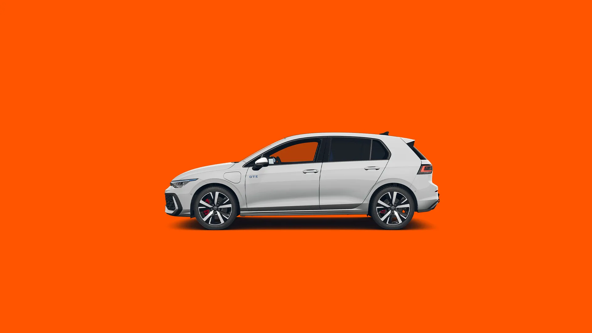 Eine Auto-Grafik auf orangenem Hintergrund, die die Fahrerseite eines Fahrzeug-Renderings zeigt.