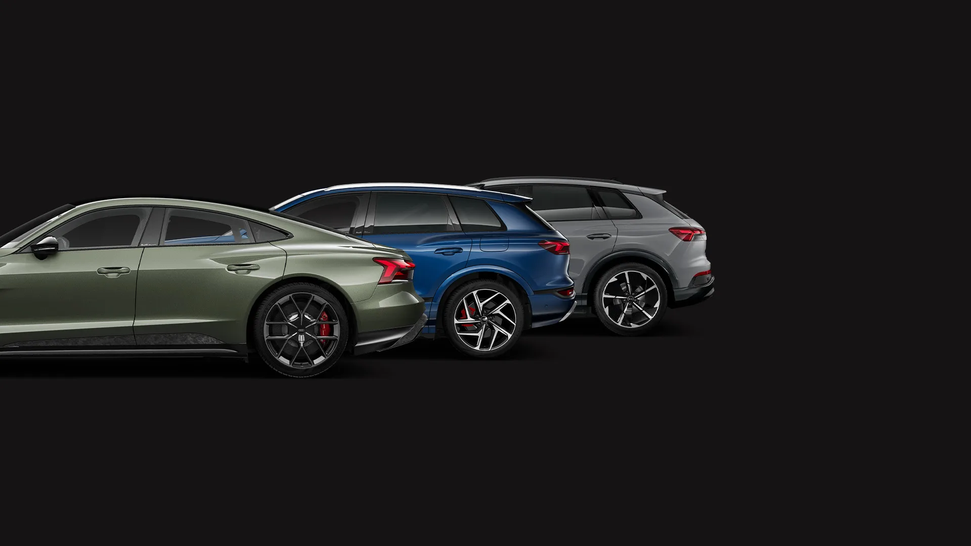 Eine Grafik der Seitenansichten dreier elektrischer Audi Modelle auf dunkelgrauem Hintergrund.