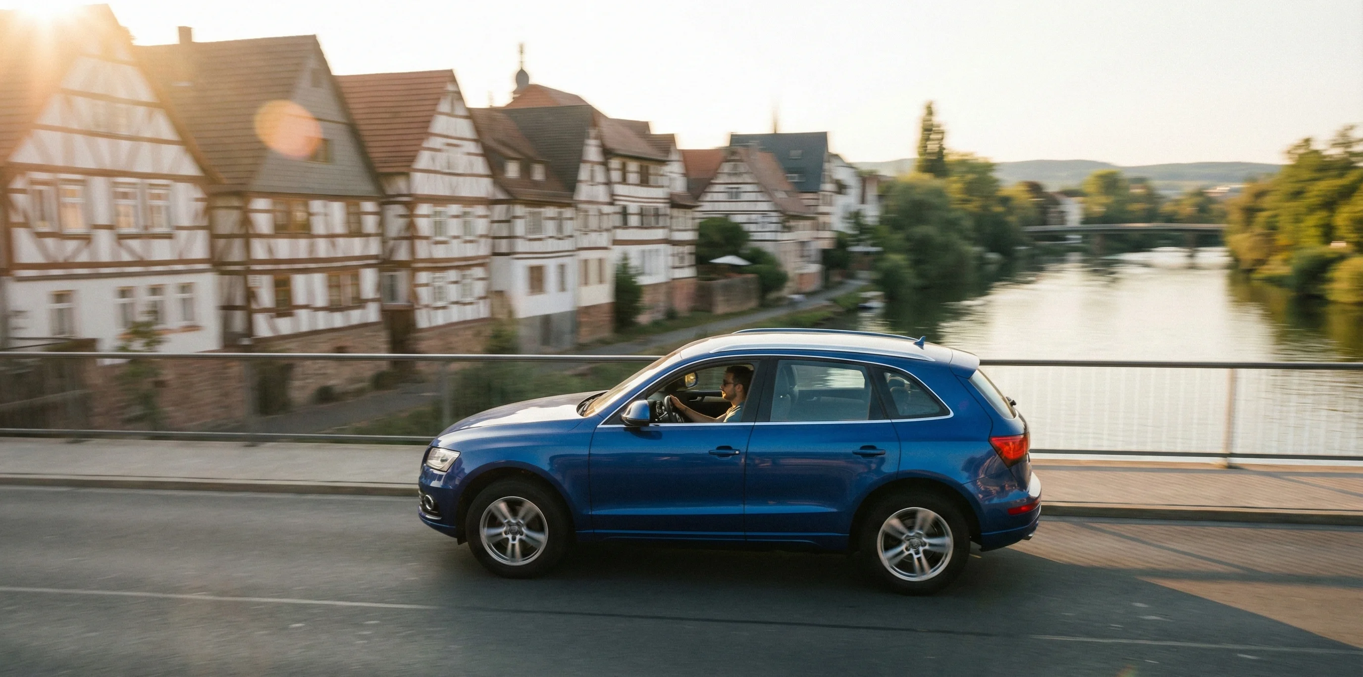 Drei moderne Audi-Modelle in dunklen Grautönen vor schwarzem Hintergrund. Die Fahrzeuge, darunter ein SUV und ein Sportback, sind hochwertig ausgeleuchtet, frontal oder leicht seitlich versetzt angeordnet und tragen AVEMO-Kennzeichen.