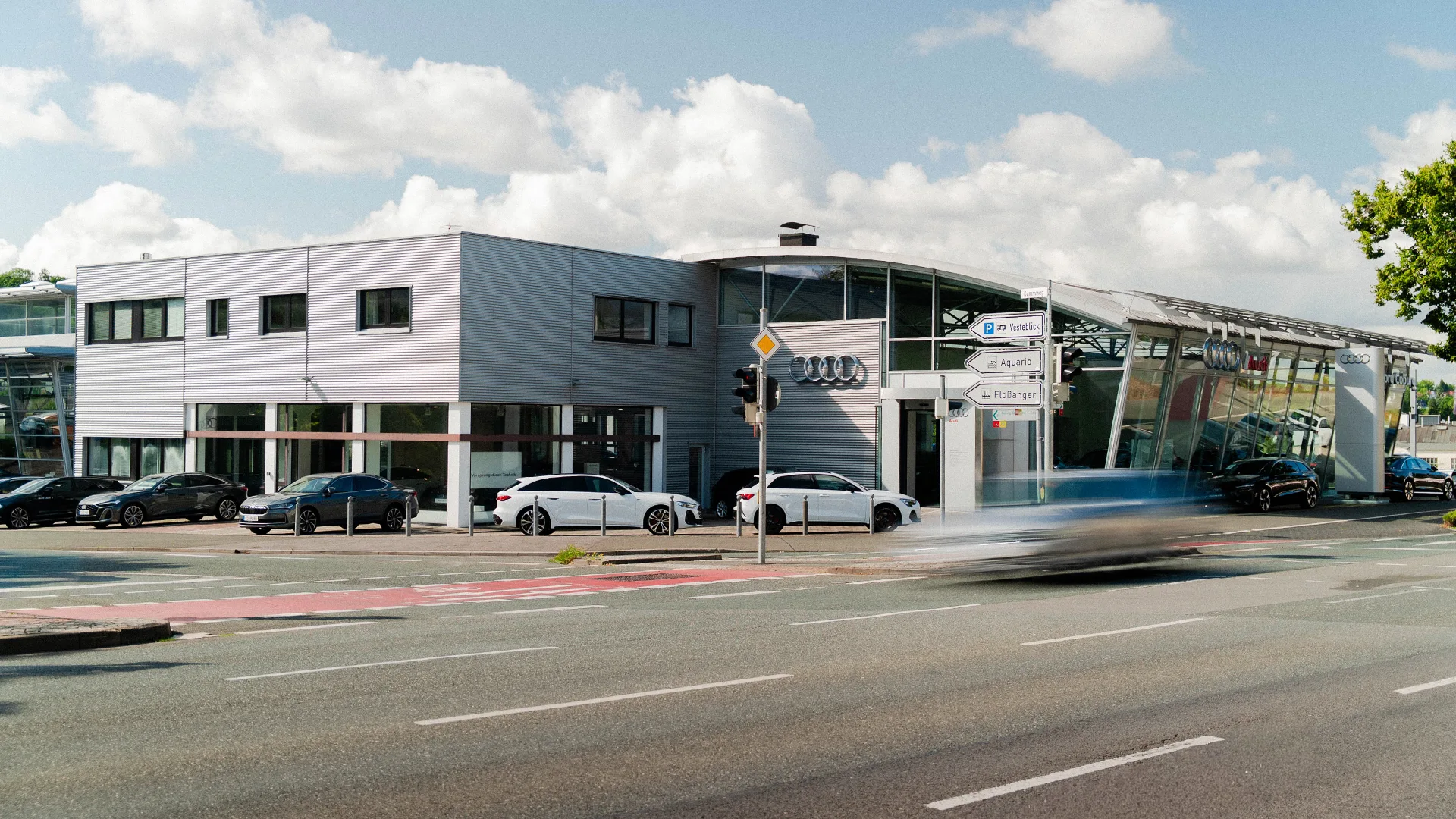 Eine Aufnahme des Audi Autohauses in Coburg, mit Blick von der Neustadter Straße 26 auf den Audi Showroom.