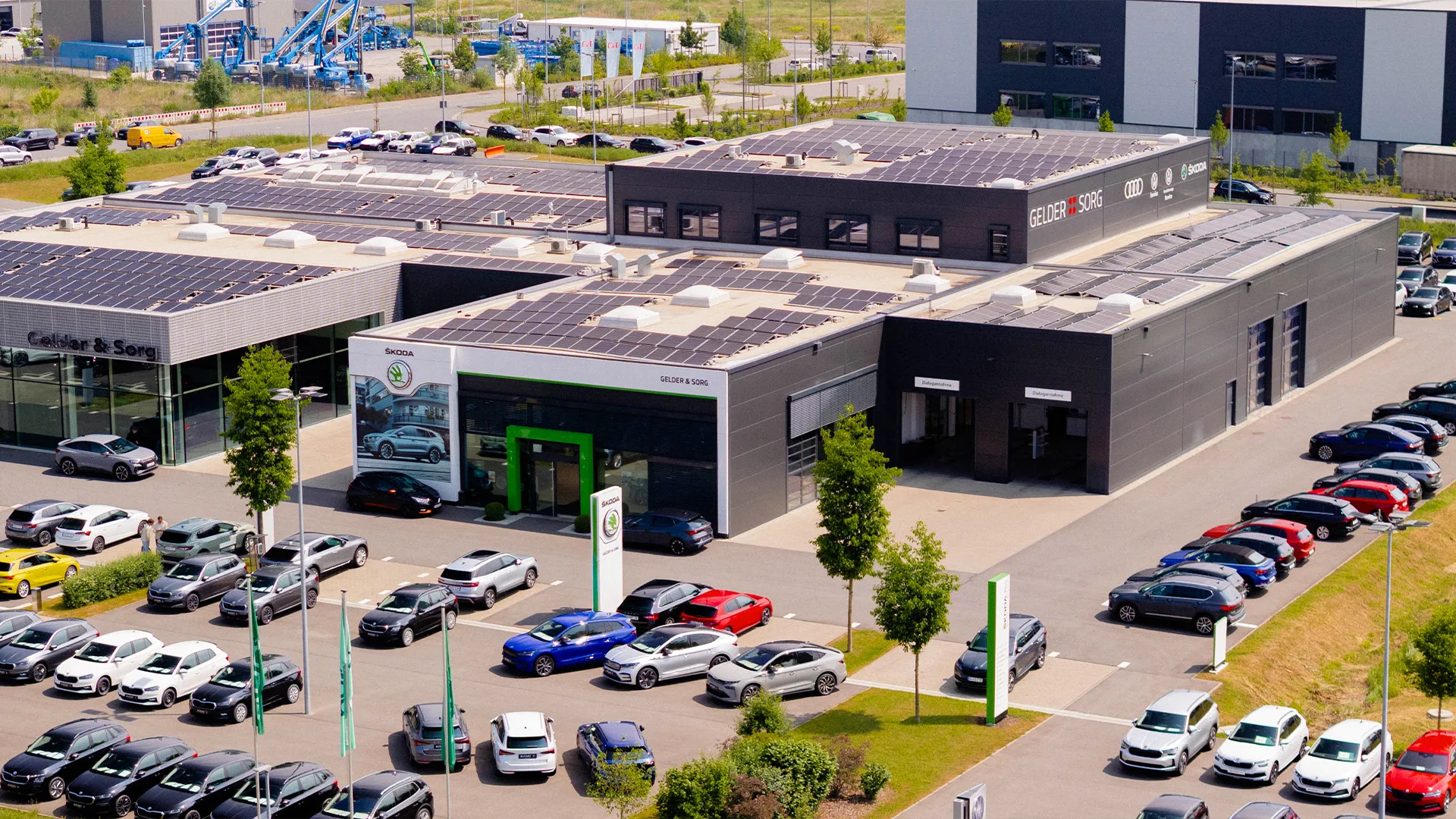 Eine Aufnahme des Škoda Autohauses in Schweinfurt aus der Vogelperspektive mit Blick auf den Haupteingang und den Hof.