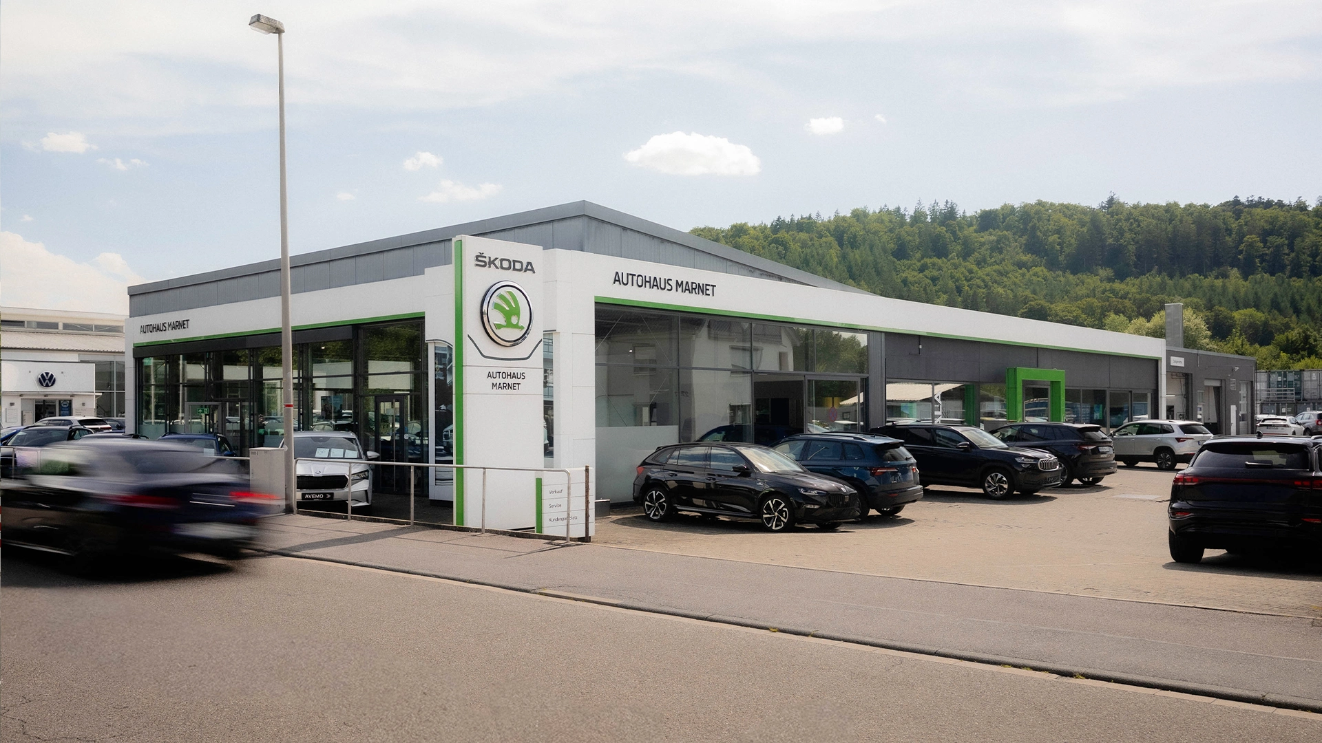 Škoda Heidenheim an der Brenz Header Eine Aufnahme des Škoda Autohauses in Heidenheim, dass das Gebäude und Škoda Fahrzeuge vor dem Gebäude, sowie die Einfahrt zeigt.