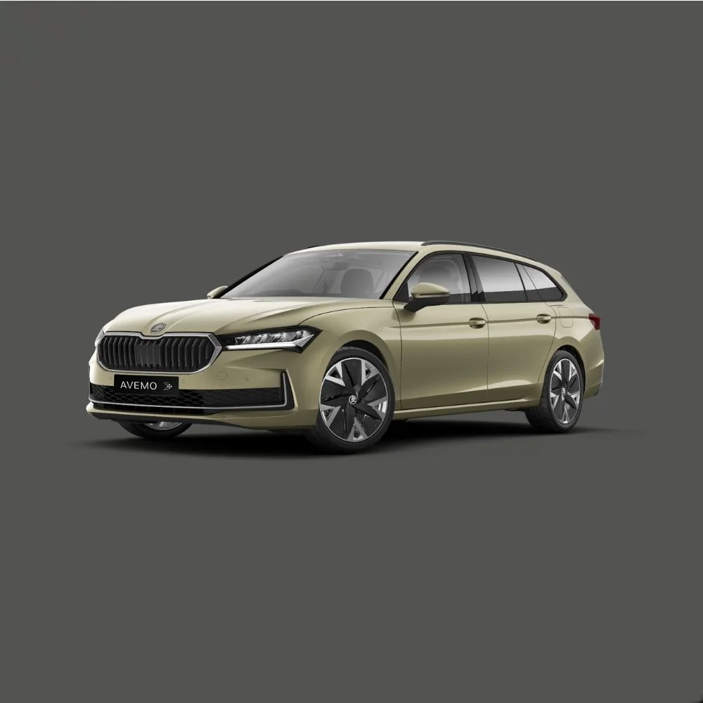 Ein beigefarbener Skoda Superb Combi in der Schrägansicht von vorne auf grauem Hintergrund. Das Auto hat auffällige, zweifarbige Alufelgen und ein vorderes Kennzeichen mit dem Schriftzug „AVEMO“.