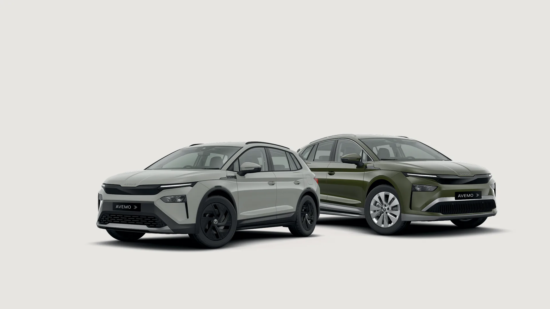 26-062 Skoda E-Förderung Website Zwei moderne Skoda Elektro-SUVs – ein Modell in hellem Pastellgrün im Vordergrund und ein größeres in Dunkelgrün dahinter – auf hellem, neutralem Hintergrund.