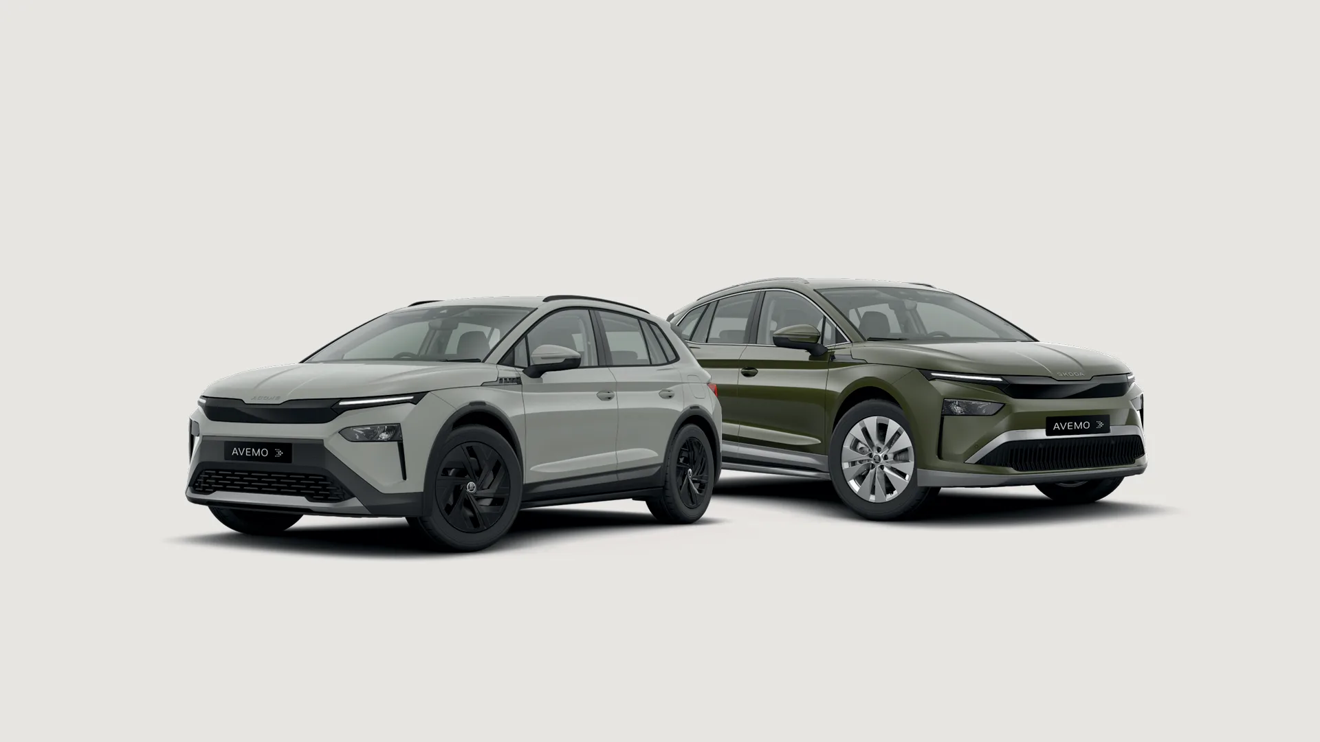 Zwei moderne Skoda Elektro-SUVs – ein Modell in hellem Pastellgrün im Vordergrund und ein größeres in Dunkelgrün dahinter – auf hellem, neutralem Hintergrund.