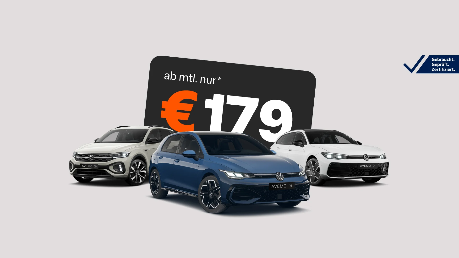 Drei VW-Modelle (grauer Golf, zwei blaue SUVs) vor hellem Hintergrund mit einem großen Prozentzeichen. Rechts ein blaues Siegel mit Haken und dem Text: „Gebraucht. Geprüft. Zertifiziert.“ Die Kennzeichen zeigen den Schriftzug „AVEMO“.