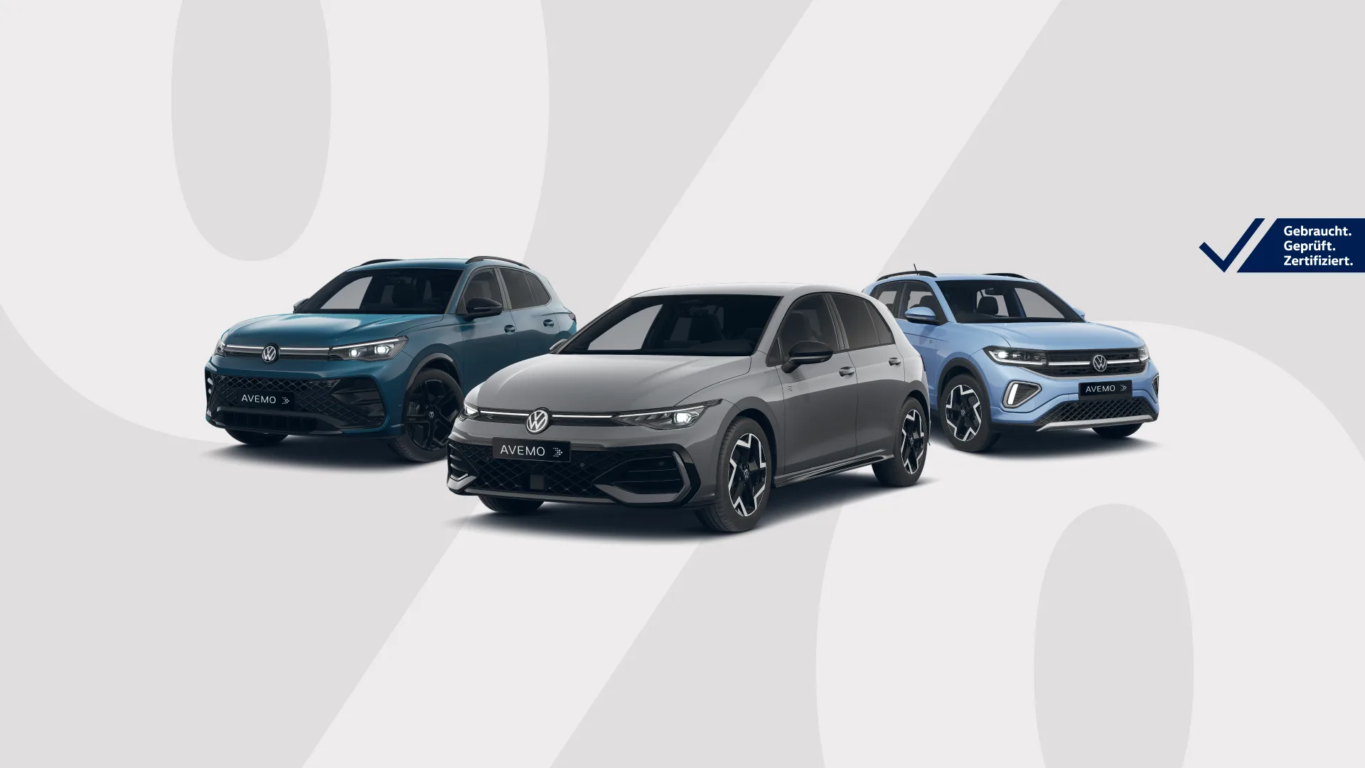 Drei VW-Modelle (grauer Golf, zwei blaue SUVs) vor hellem Hintergrund mit einem großen Prozentzeichen. Rechts ein blaues Siegel mit Haken und dem Text: „Gebraucht. Geprüft. Zertifiziert.“ Die Kennzeichen zeigen den Schriftzug „AVEMO“.