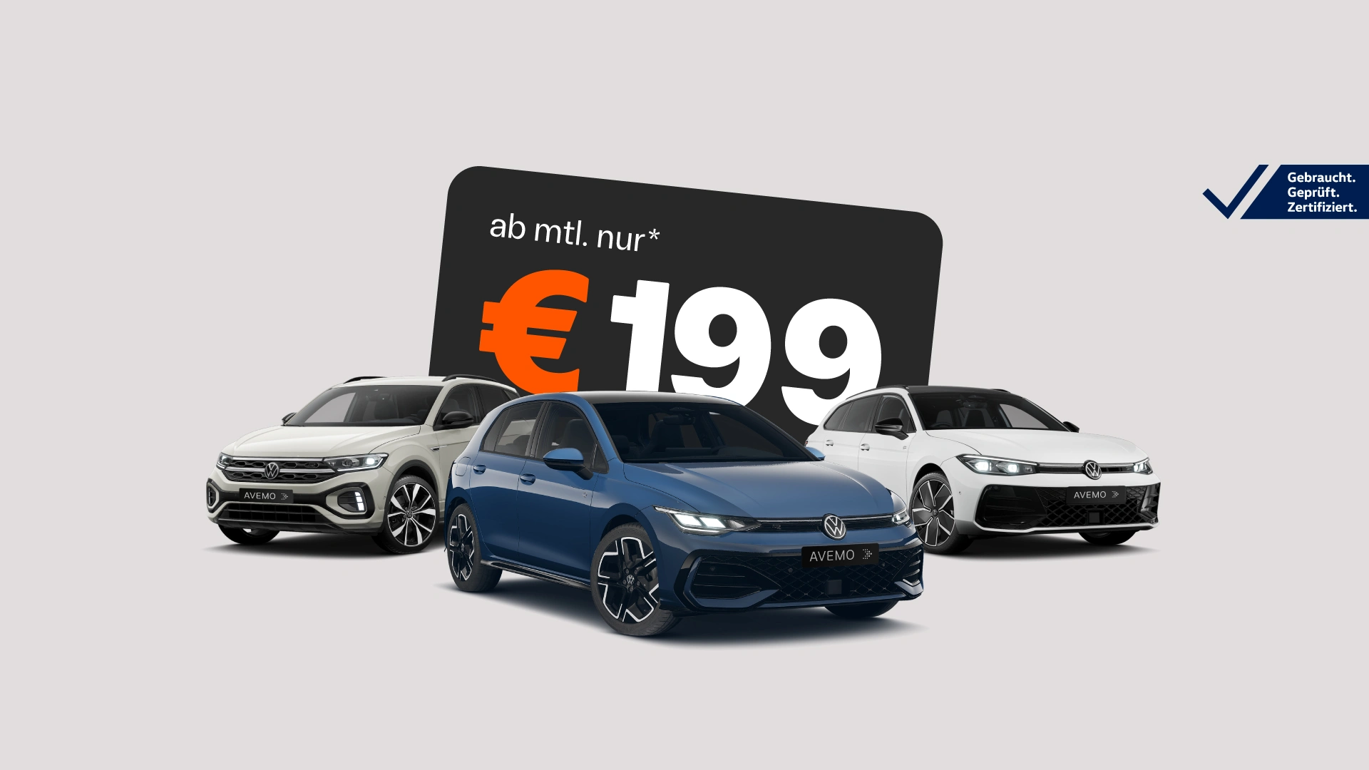 Drei VW-Modelle (grauer Golf, zwei blaue SUVs) vor hellem Hintergrund mit einem großen Prozentzeichen. Rechts ein blaues Siegel mit Haken und dem Text: „Gebraucht. Geprüft. Zertifiziert.“ Die Kennzeichen zeigen den Schriftzug „AVEMO“.
