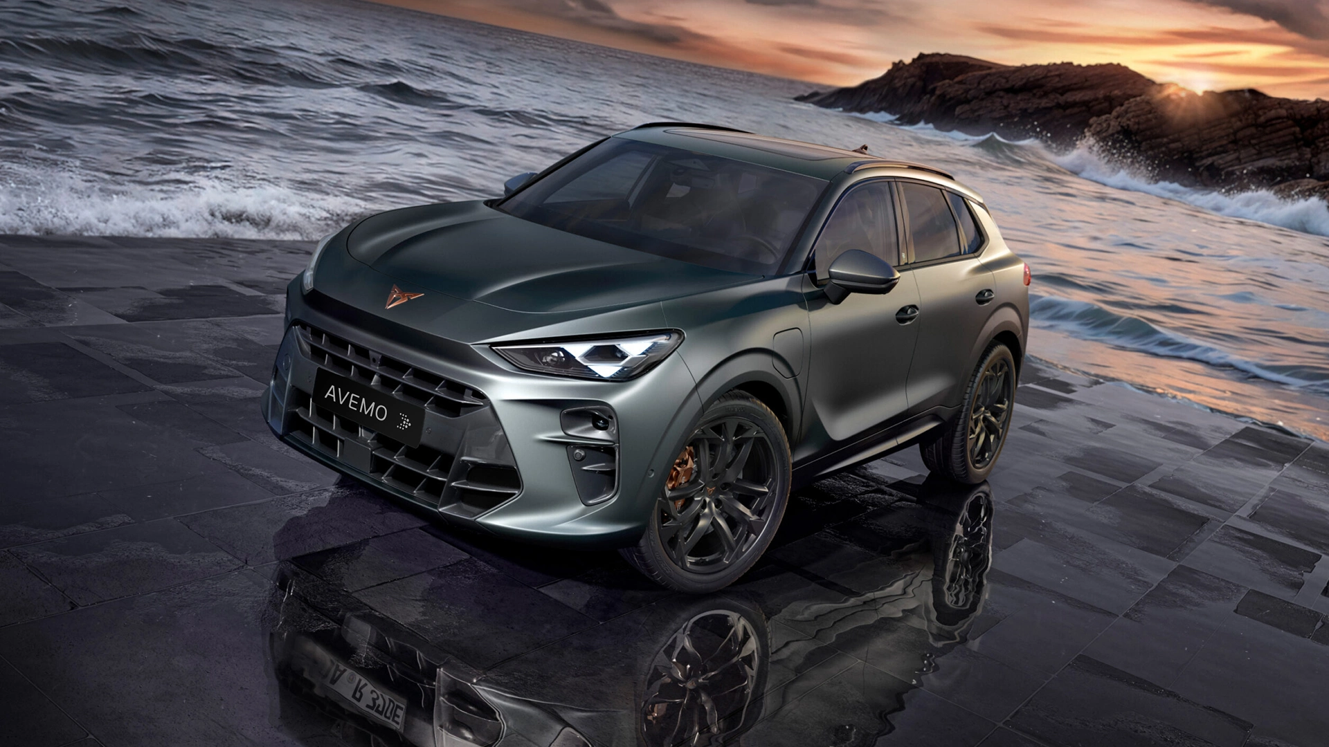 Eine Aufnahme, die ein CUPRA Fahrzeug von schräg oben auf einer Plattform zeigt. Im Hintergrund sind Wellen, Wasser und Berge zu sehen.