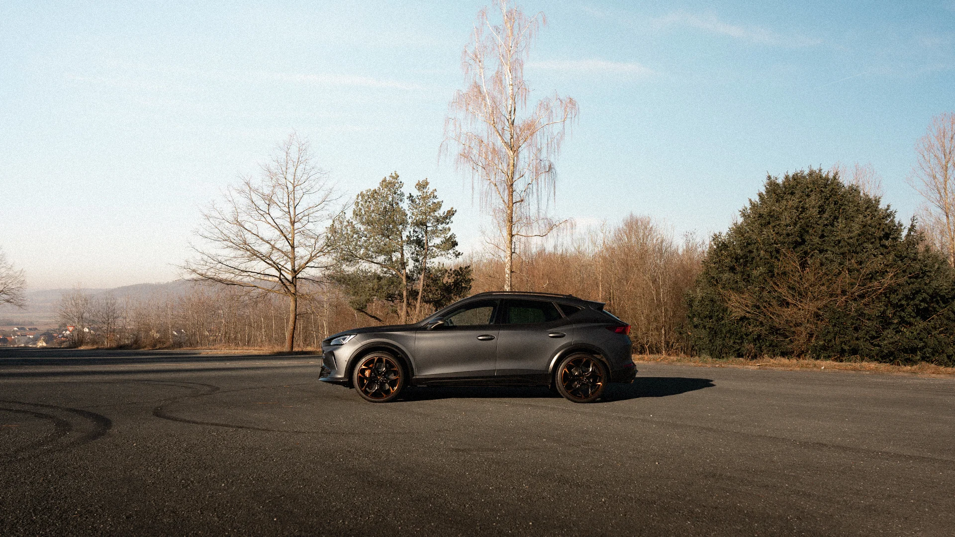 Eine Seitenaufnahme eines CUPRA CUVs, der auf einer Straße steht.