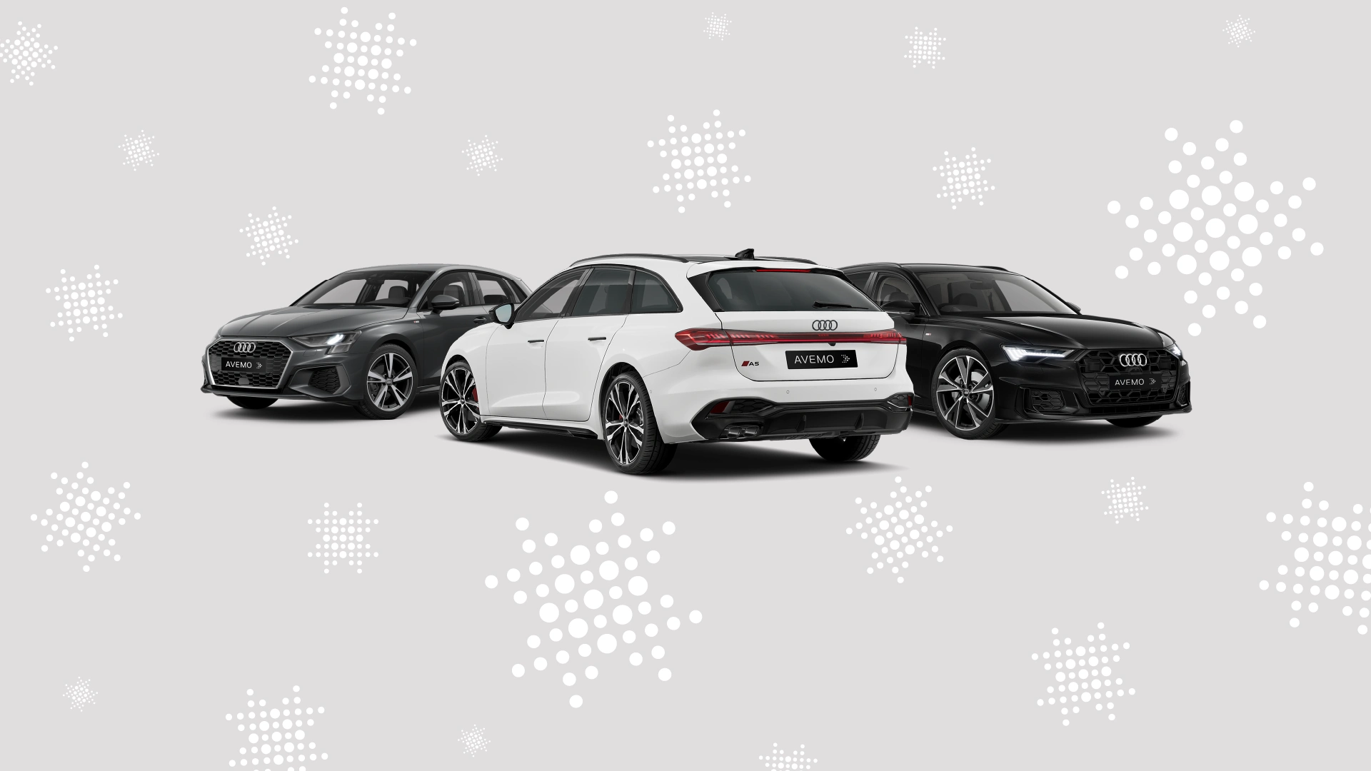 Drei Audi Fahrzeuge in Grau, Weiß und Schwarz auf einem hellgrauen Hintergrund mit dekorativen weißen Schneeflocken. Das weiße Auto in der Mitte zeigt die Rückansicht mit einem AVEMO-Kennzeichen.